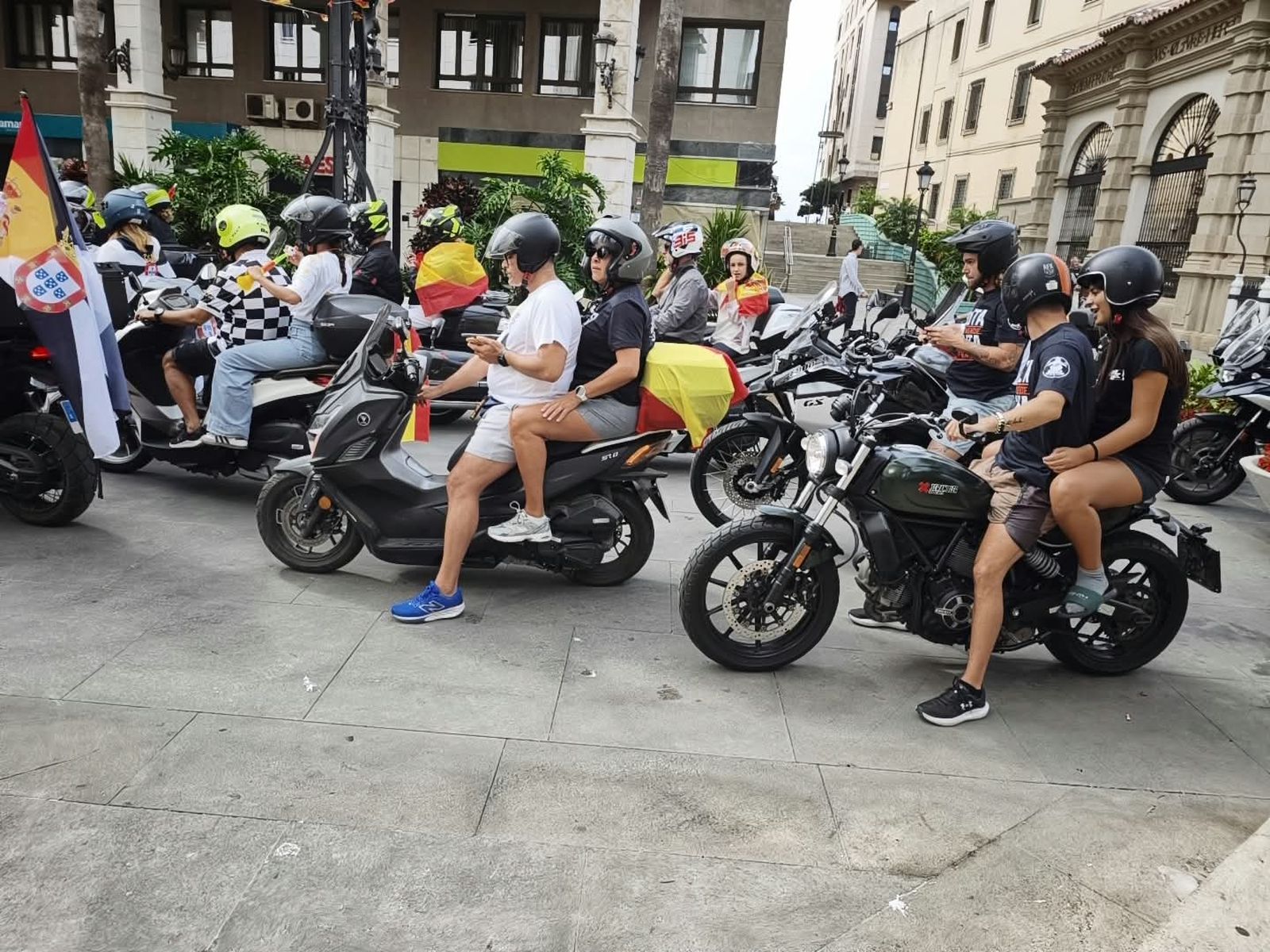 Cientos de motoristas se manifiestan por las calles de Ceuta