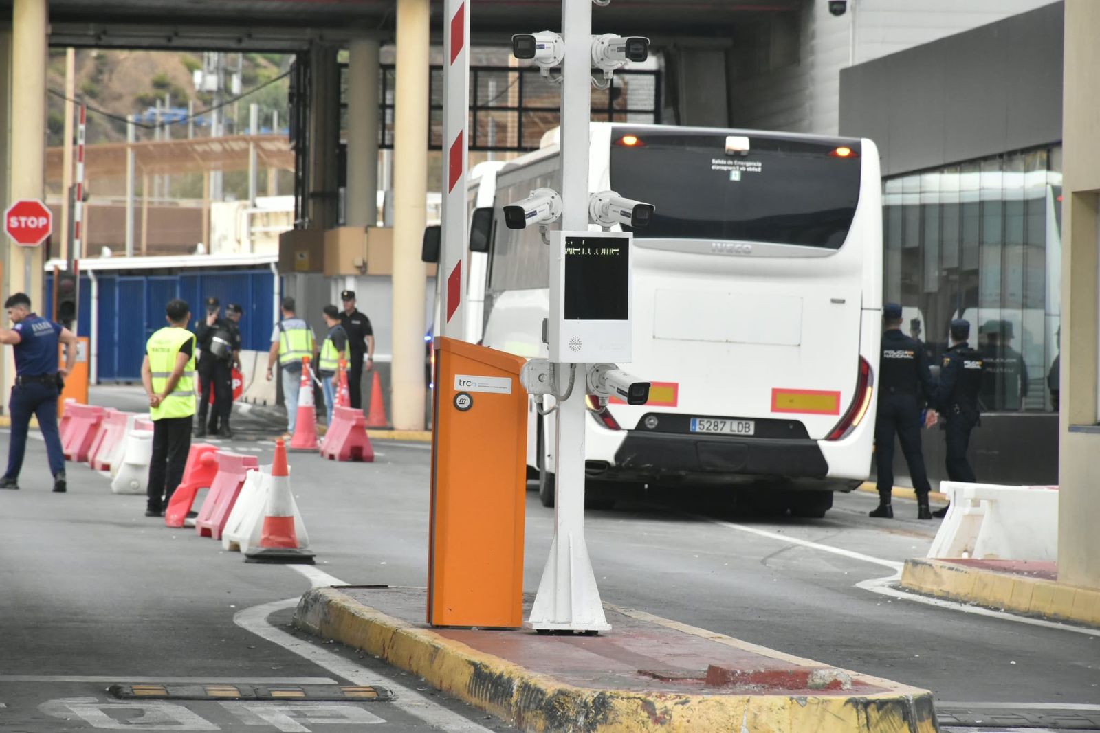 Traslado y retorno de migrantes al CATE y a Marruecos tras el desalojo de la playa de Beníte
