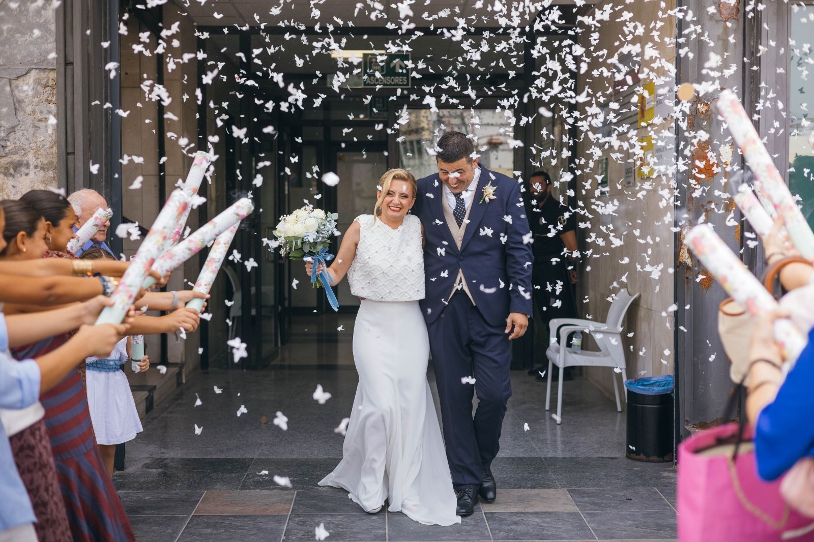 Los recién casados son recibidos entre vítores y aplausos por sus familiares y amigos
