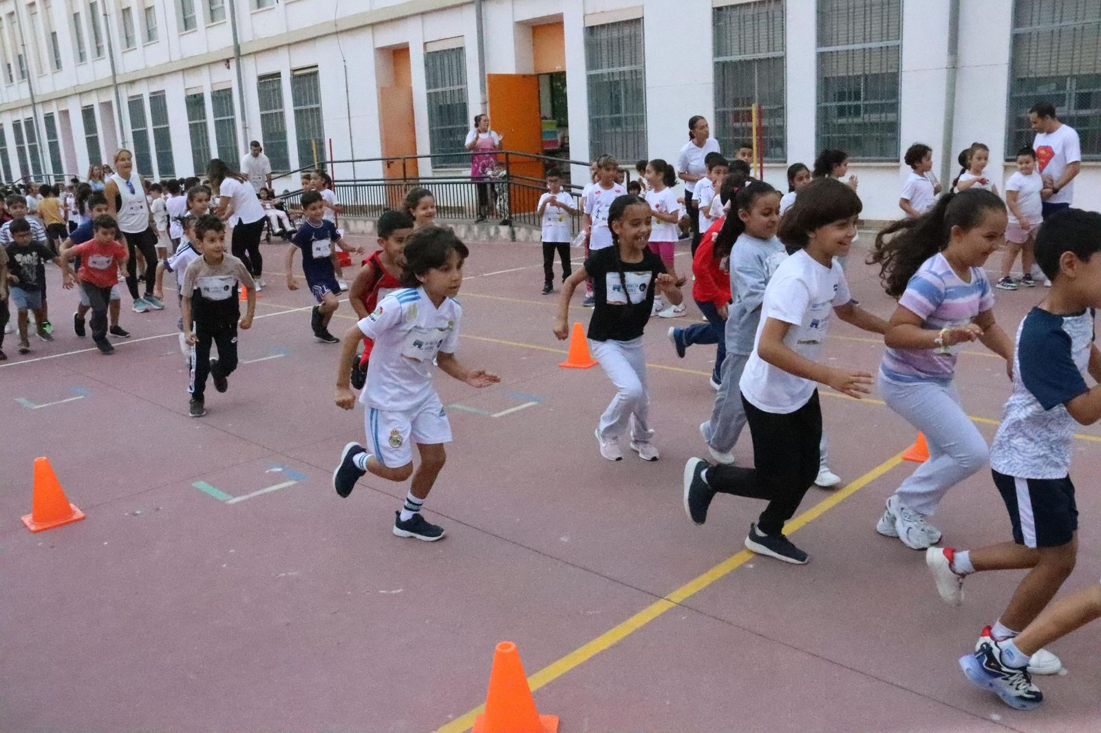 FOTOGALERÍA | Así vivieron “La Vuelta al Cole contra la leucemia infantil” en el CEIP Maestro José Acosta