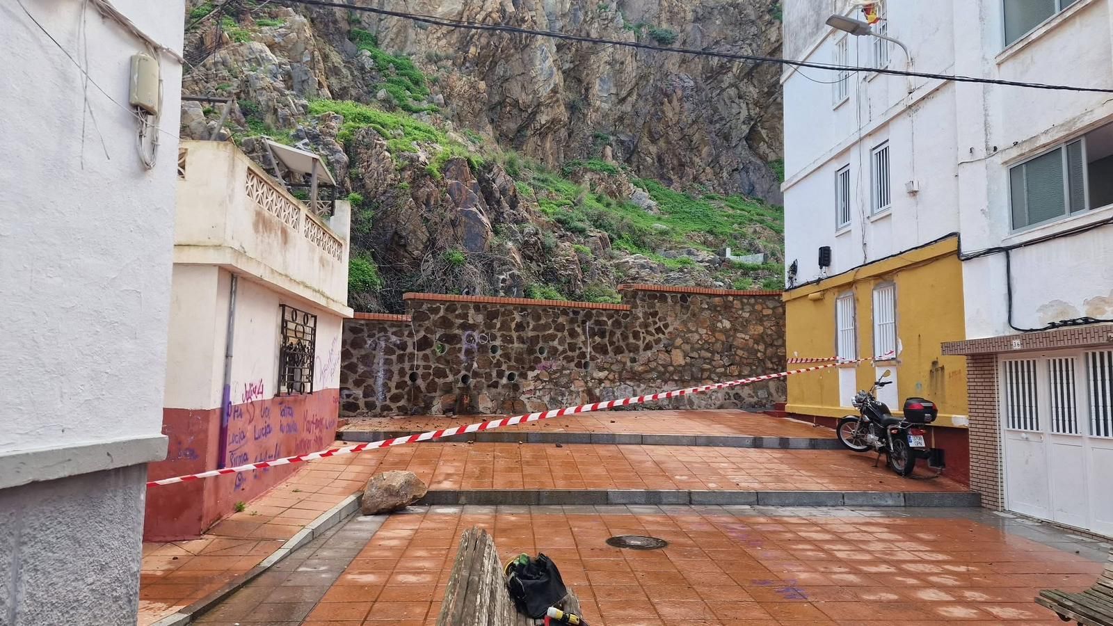 Una roca de más de 200 kilos se desprende en San Amaro y reaviva la denuncia vecinal