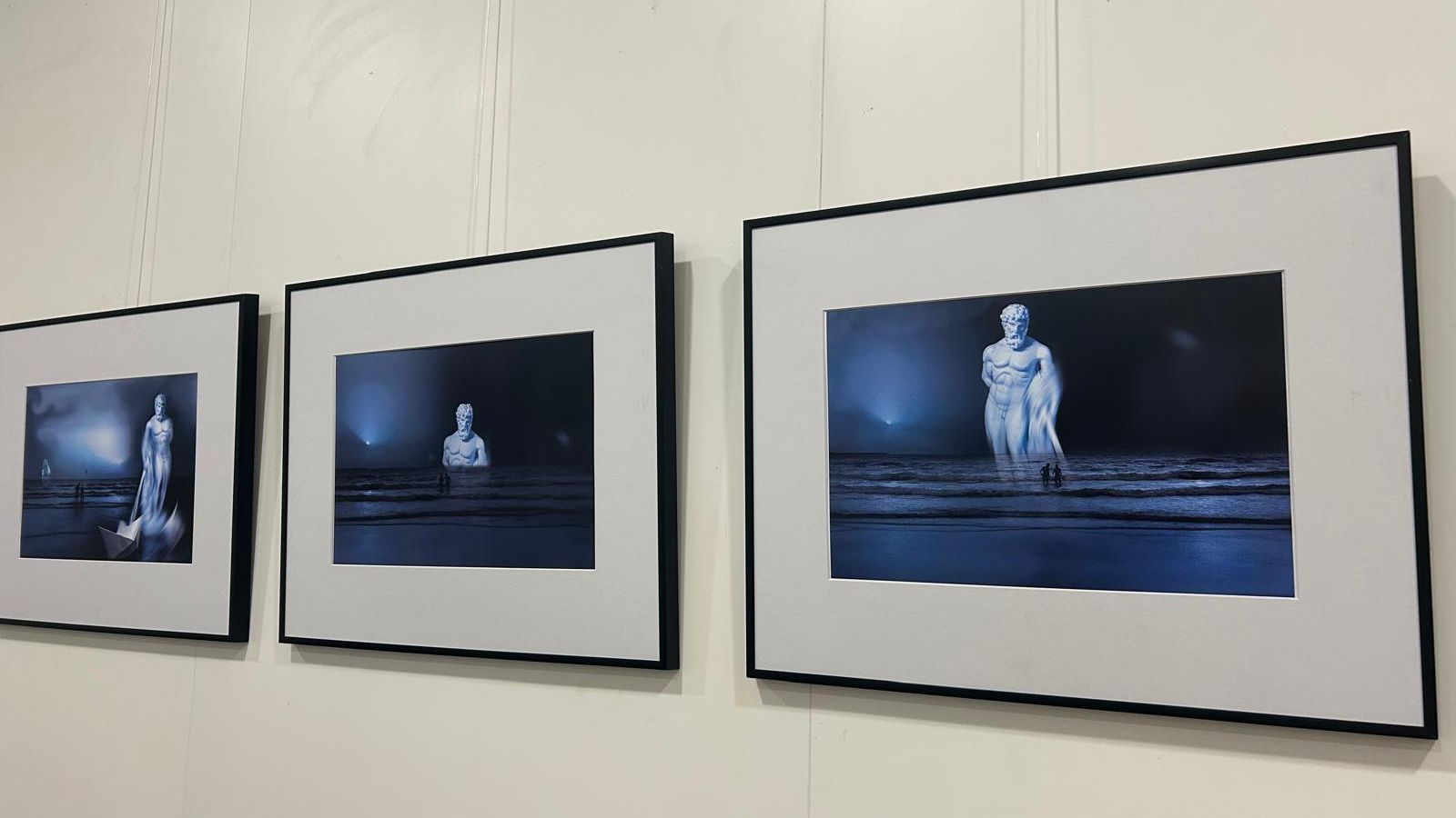 Exposición fotográfica de una agrupación jerezana en la biblioteca Adolfo Suárez impulsada por la Asociación Miradas