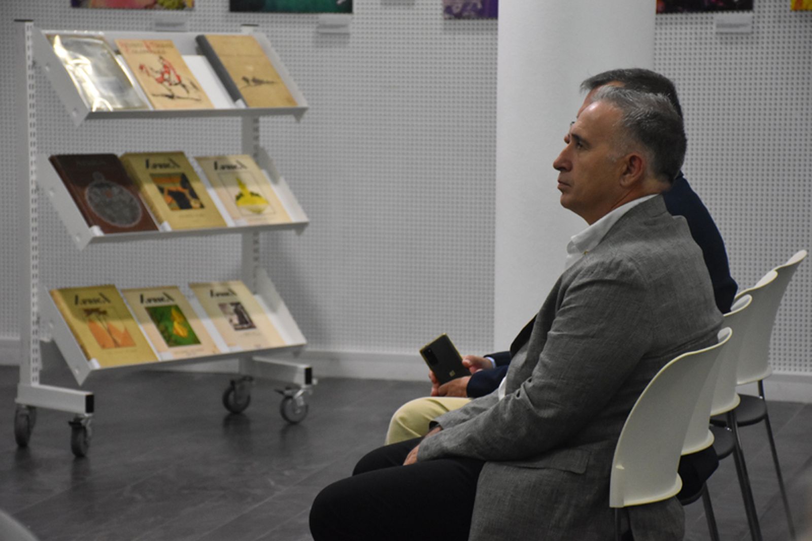 El comandante general de Ceuta, Marcos Llago, presta atención a la ponencia del IEC. / FOTO G.S.