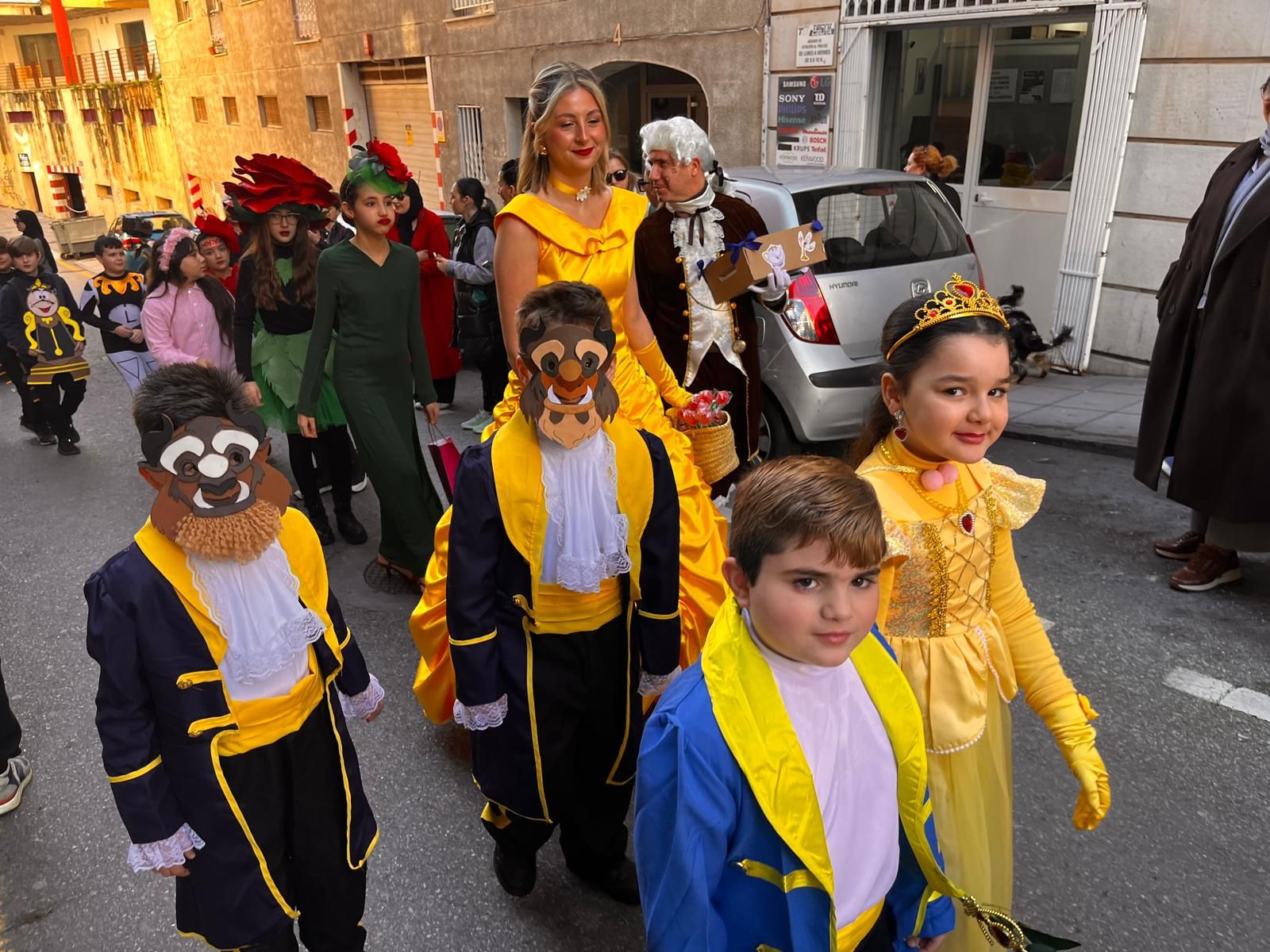 El 'Beatriz de Silva' protagoniza un pasacalles de cuento