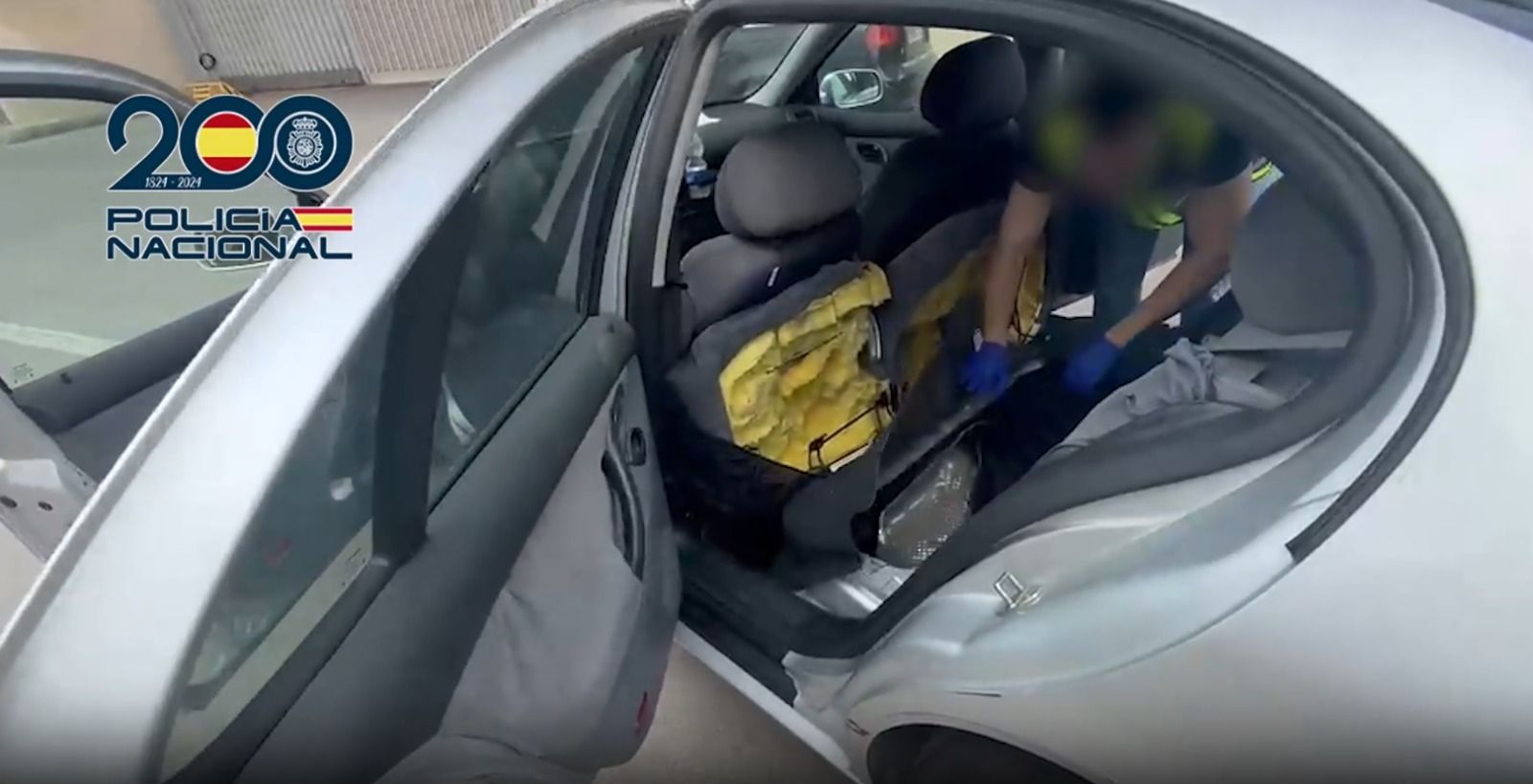 La Policía descubre un inmigrante oculto en un coche en el Puerto
