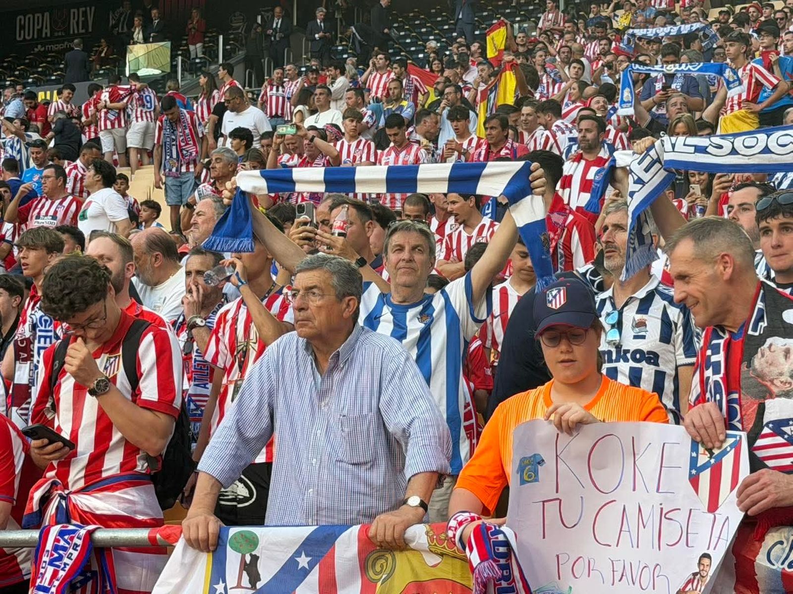 Ceutíes disfrutando de la final de la Copa del Rey en La Cartuja