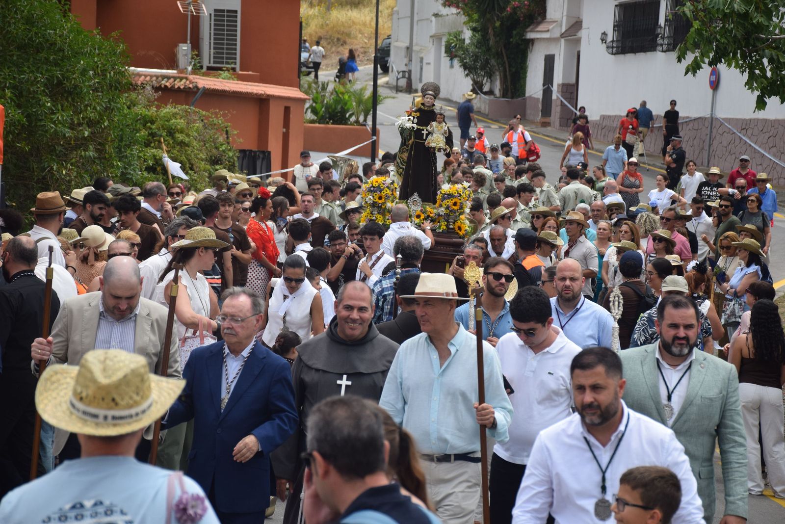 Tradición, fe y calor: Ceuta se vuelca con San Antonio