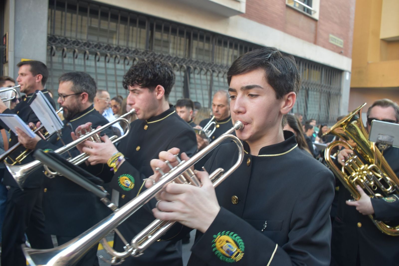 Aroma cofrade y estudiantil: Las Penas reina en el Jueves Santo