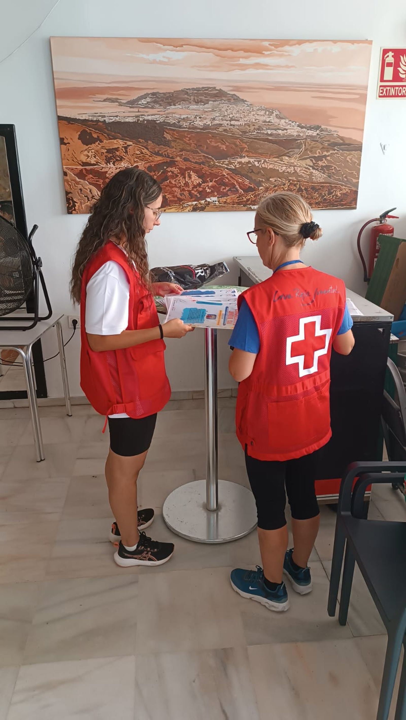 Las voluntarias terminan de prepara la jornada.