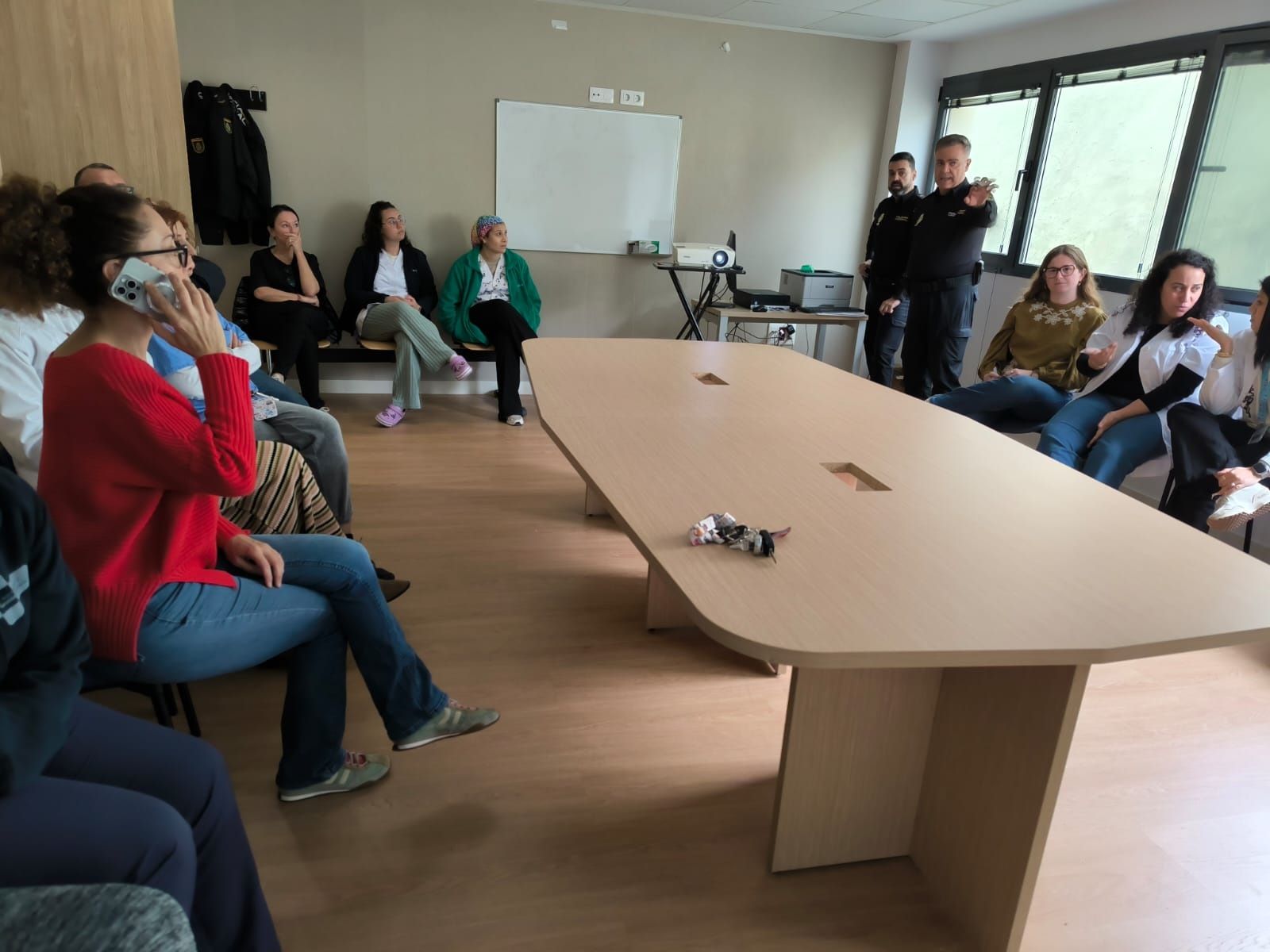 El inspector Quesada ofrece una charla al personal sanitario del centro de salud de El Tarajal