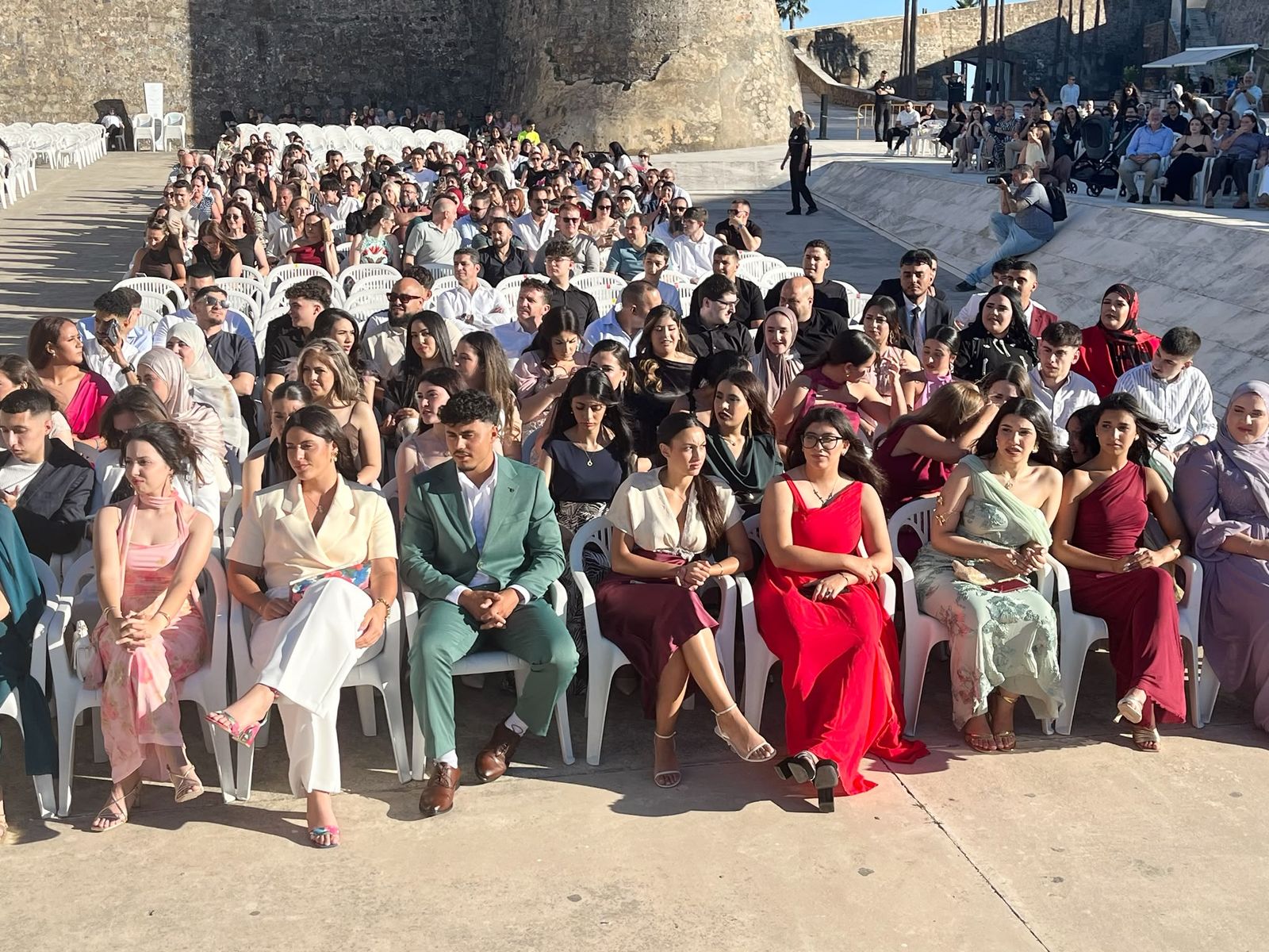El Almina celebra un multitudinario acto de graduación de 300 alumnos