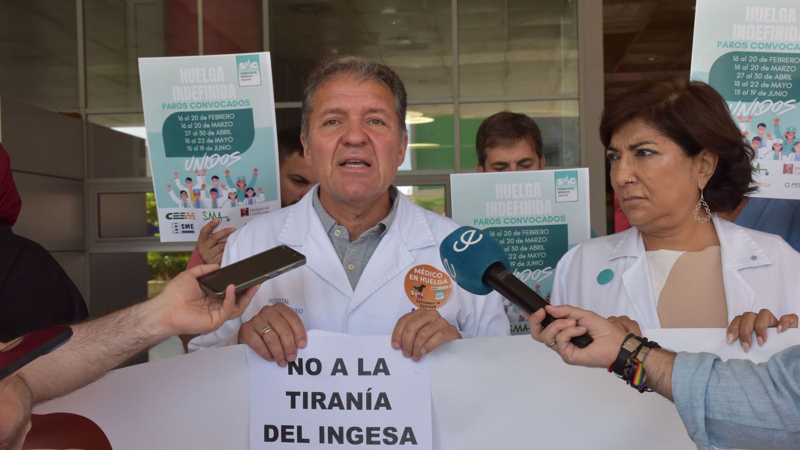 El presidente del Sindicato Médico, Enrique Roviralta, interviene durante la concentración de facultativos en el HUCE por la quinta huelga nacional contra el Estatuto Marco