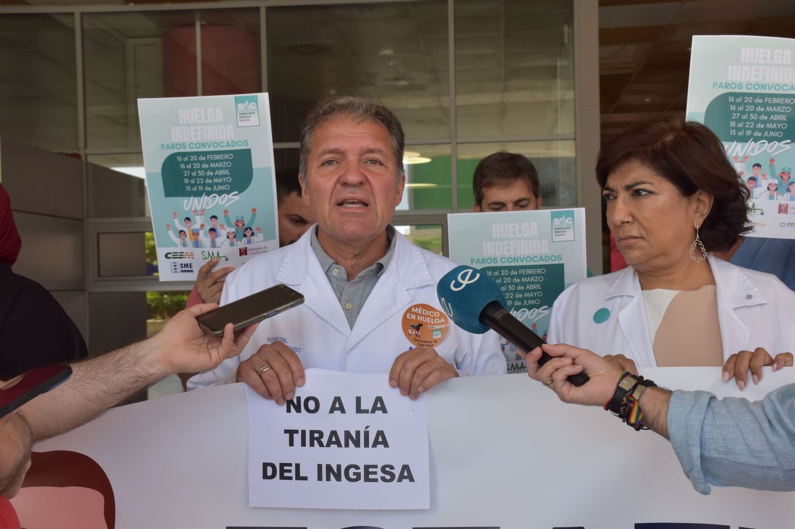 El presidente del Sindicato Médico, Enrique Roviralta, interviene durante la concentración de facultativos en el HUCE por la quinta huelga nacional contra el Estatuto Marco