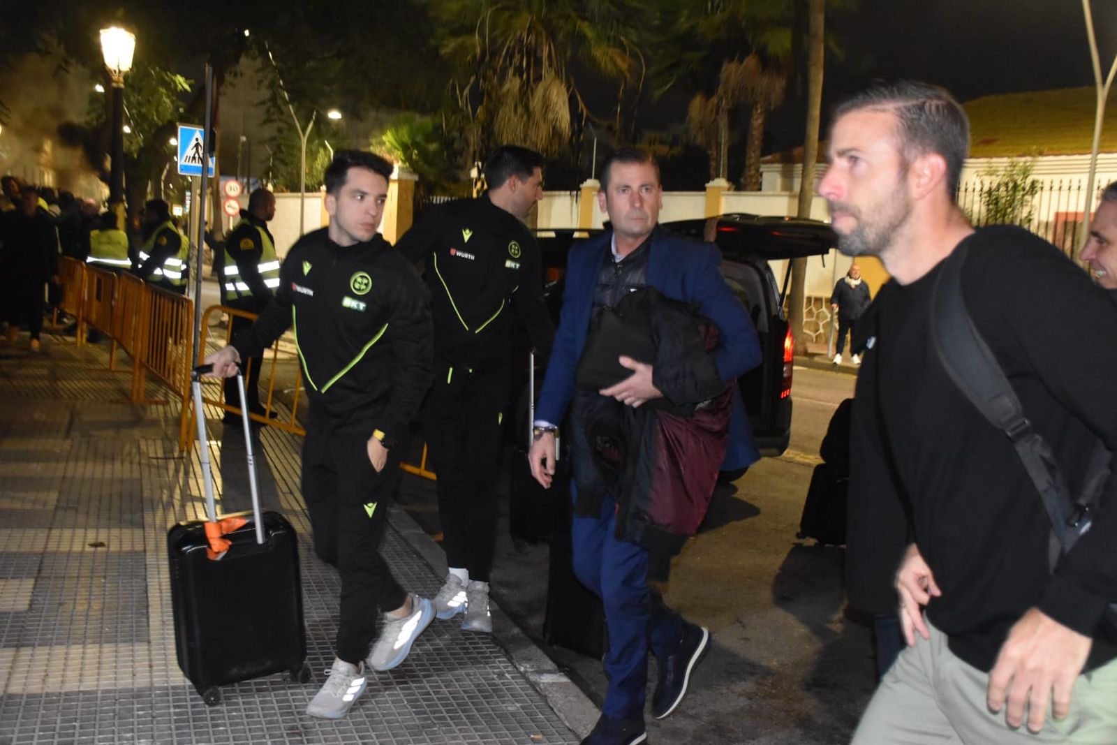 Los jugadores de ambos equipos ya llegan al Alfonso Murube