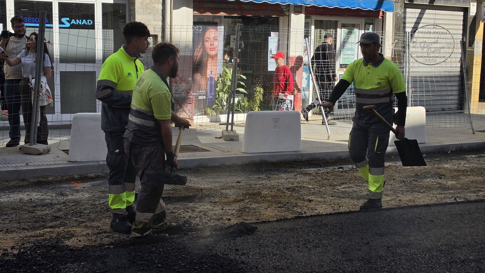 Comienzan a asfaltar el primer tramo de Hadú, que abrirá esta semana al tráfico rodado
