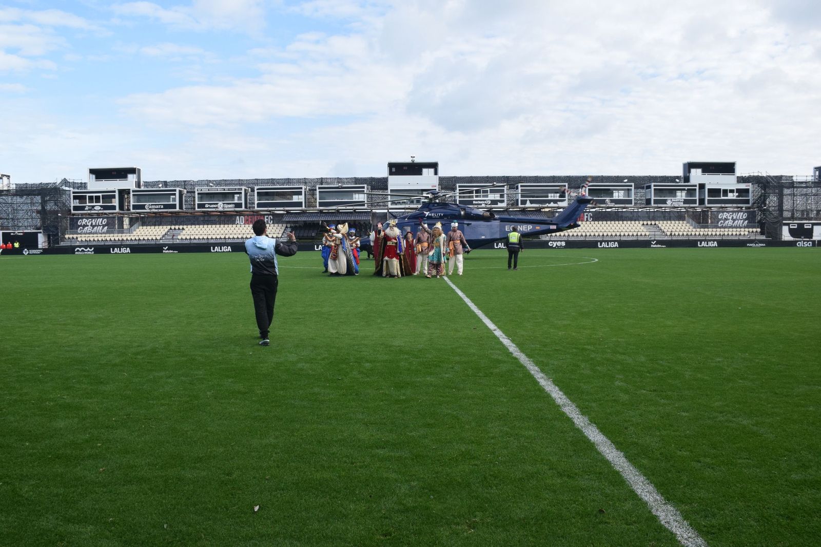 Los Reyes Magos aterrizan en el Alfonso Murube horas antes de la cabalgata
