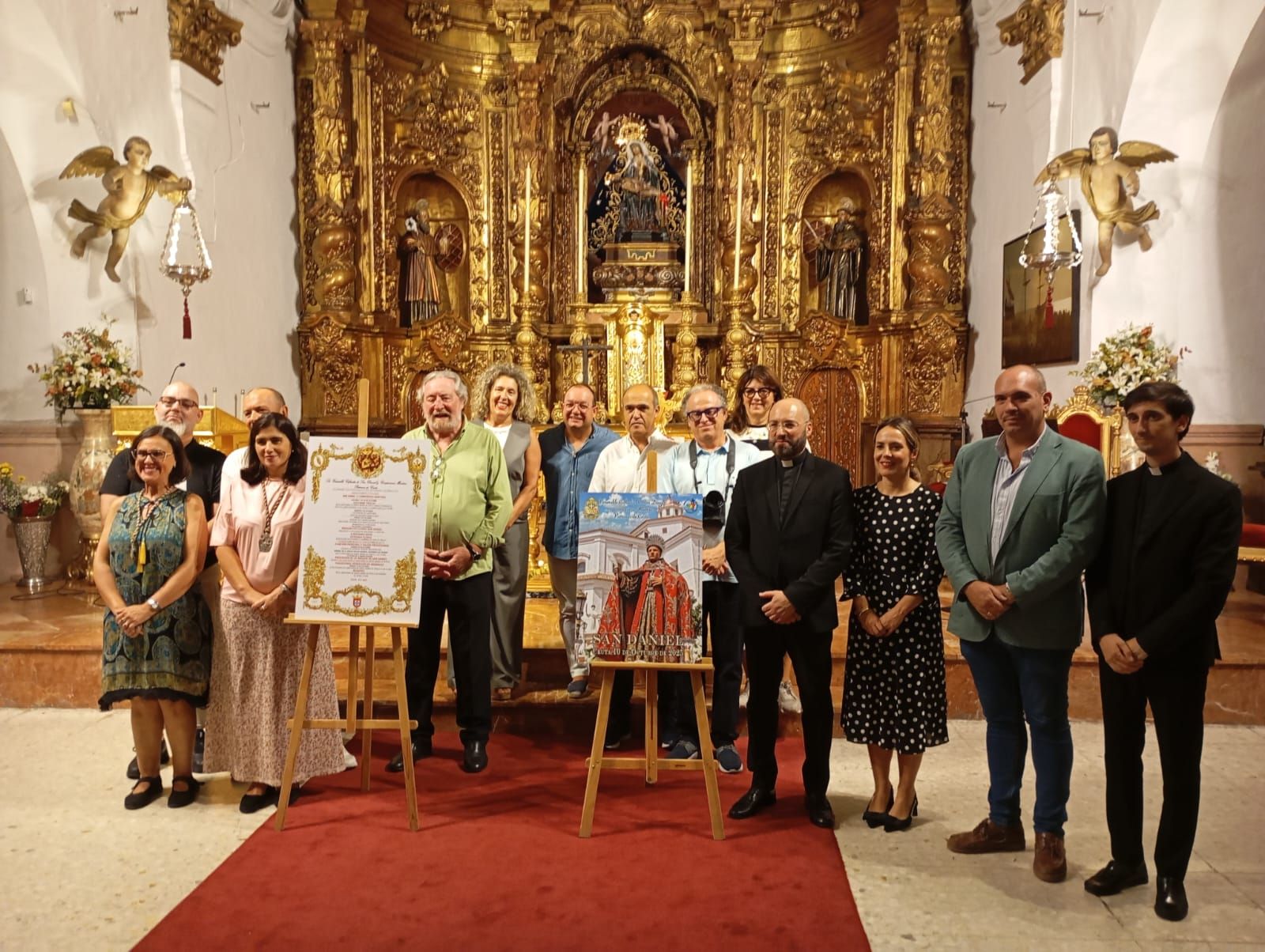 Foto de familia tras la presentación del cartel