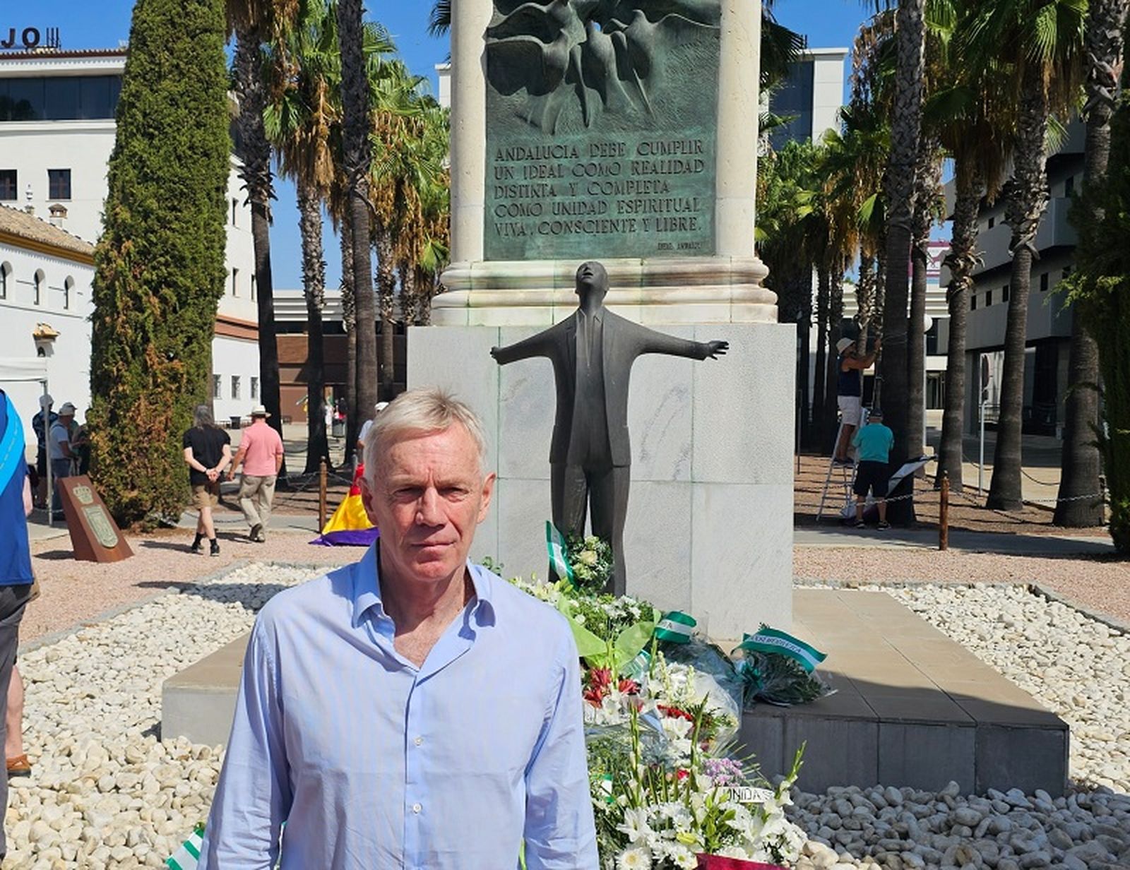 Alejandro Delmás Infante posa junto al monumento a su abuelo, Blas Infante. / FOTO Partido Andalusí