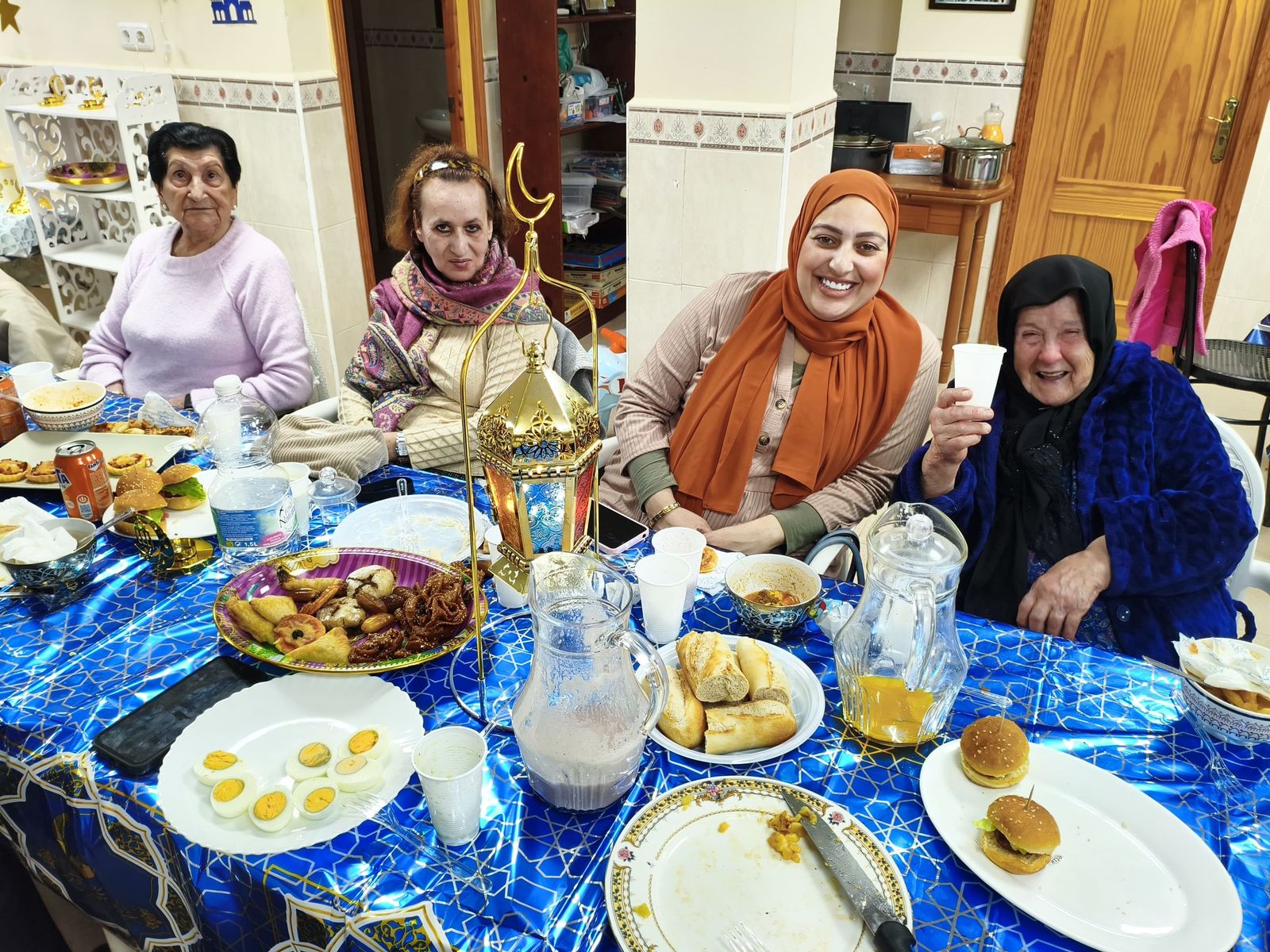 Miramar Alto celebra su primer iftar vecinal en comunidad