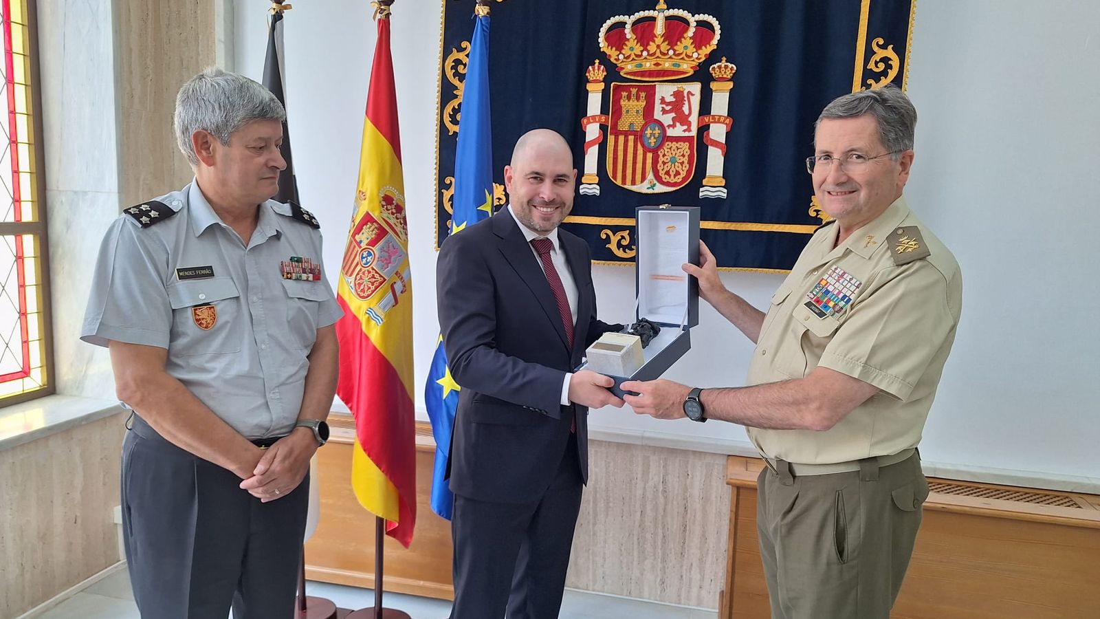 Recepción por parte de Pérez Triano en la Delegación del Gobierno