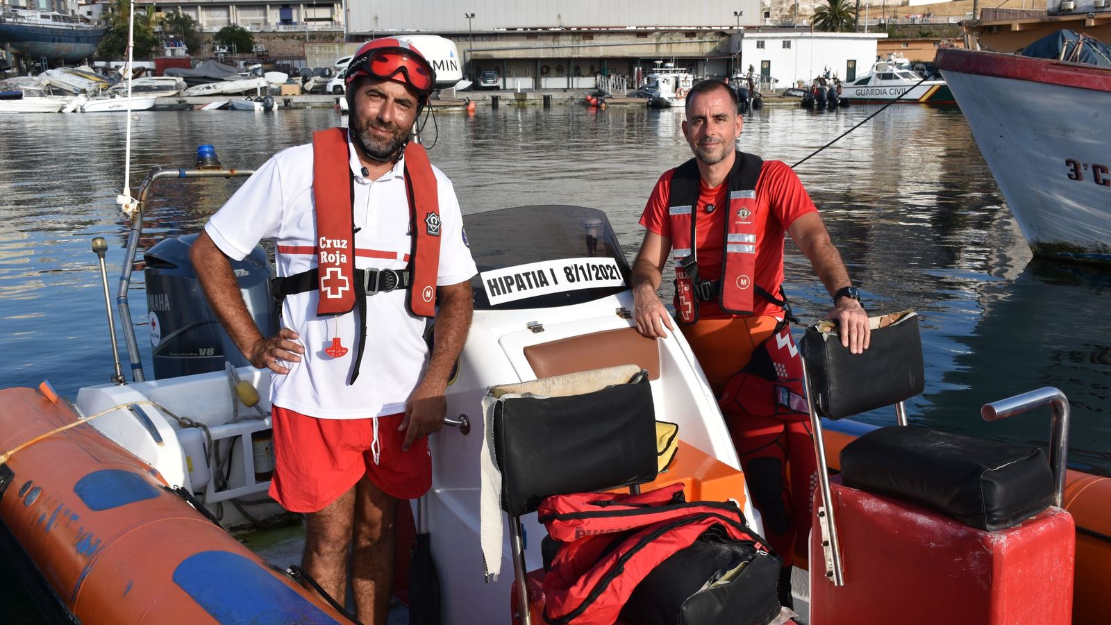 Voluntarios del equipo de Salvamento Marítimo de Cruz Roja, el patrón Mohamed Chergui y el socorrista José Antonio Carracao (de izquierda a derecha), a bordo de la Hipatia
