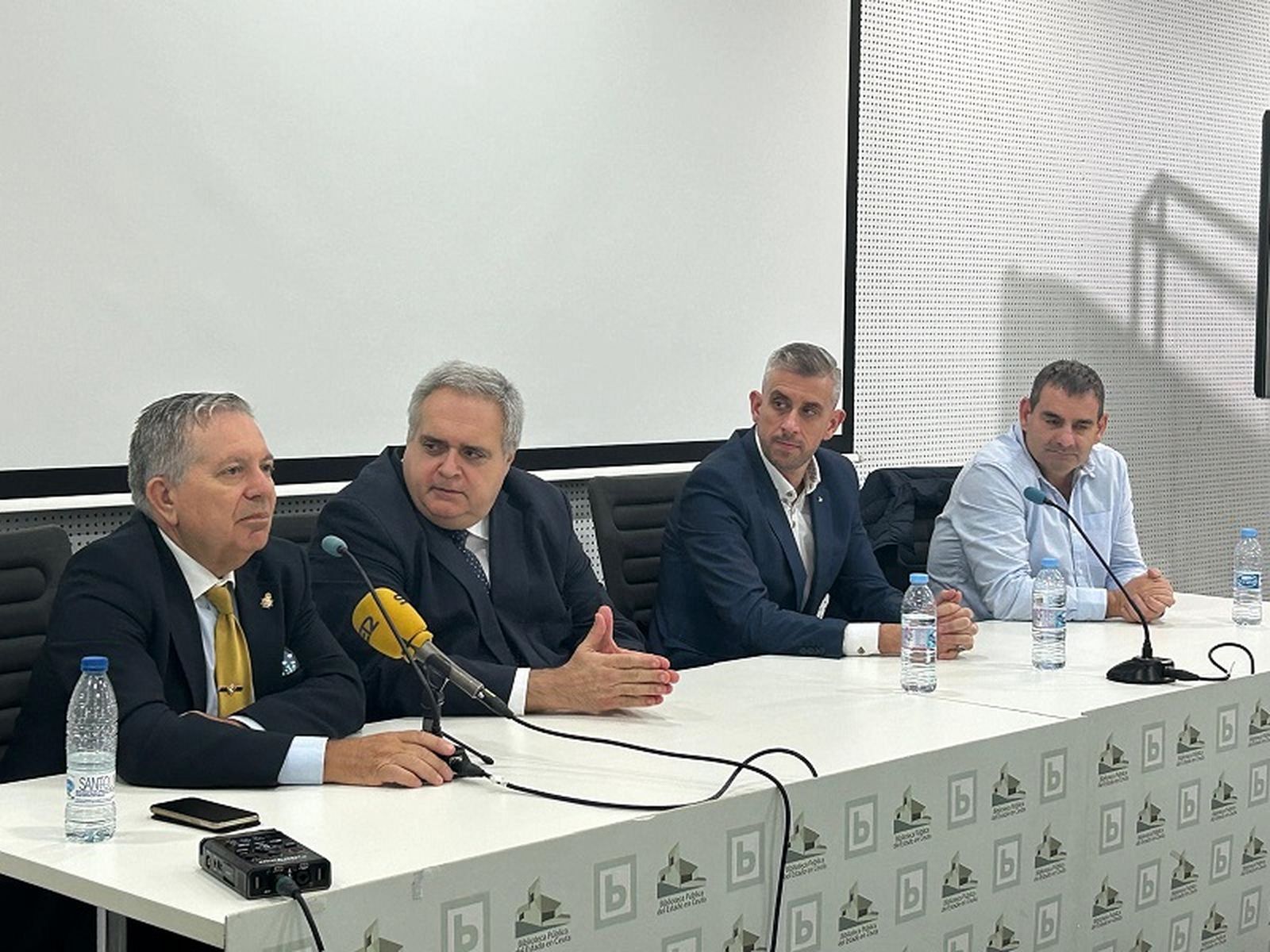 Uno de los miembros del triángulo masónico de Ceuta, Julián Domínguez, junto al Gran Maestro de la Gran Logia de España, de la Gran Logia Provincial de Andalucía y de la ‘Logia Trafalgar’. / FOTO G.S.