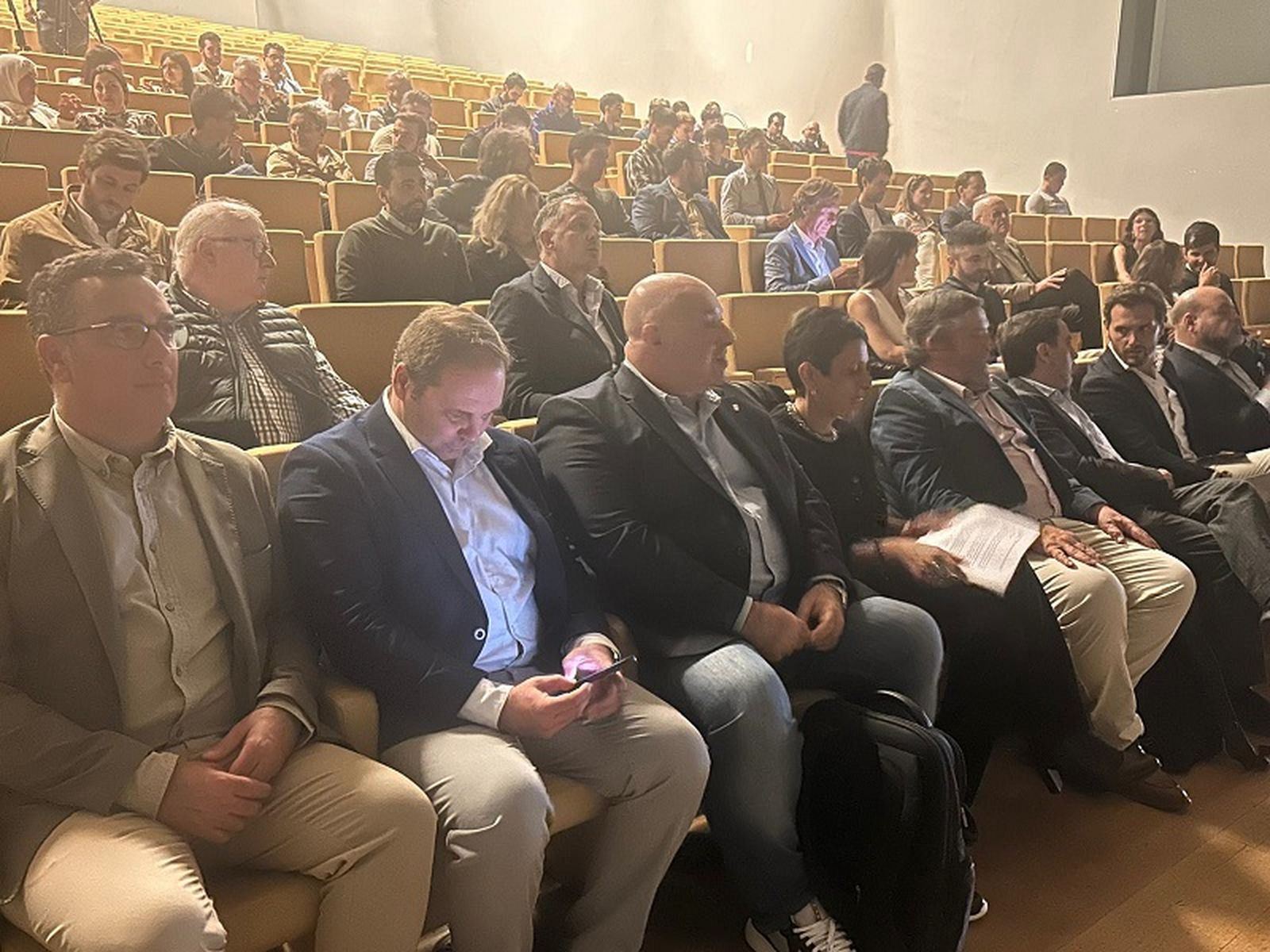 Representación institucional de la Ciudad Autónoma, con los consejeros de Hacienda, Kissy Chandiramani, y de Deportes, Nicola Cecchi. / FOTO G.S.