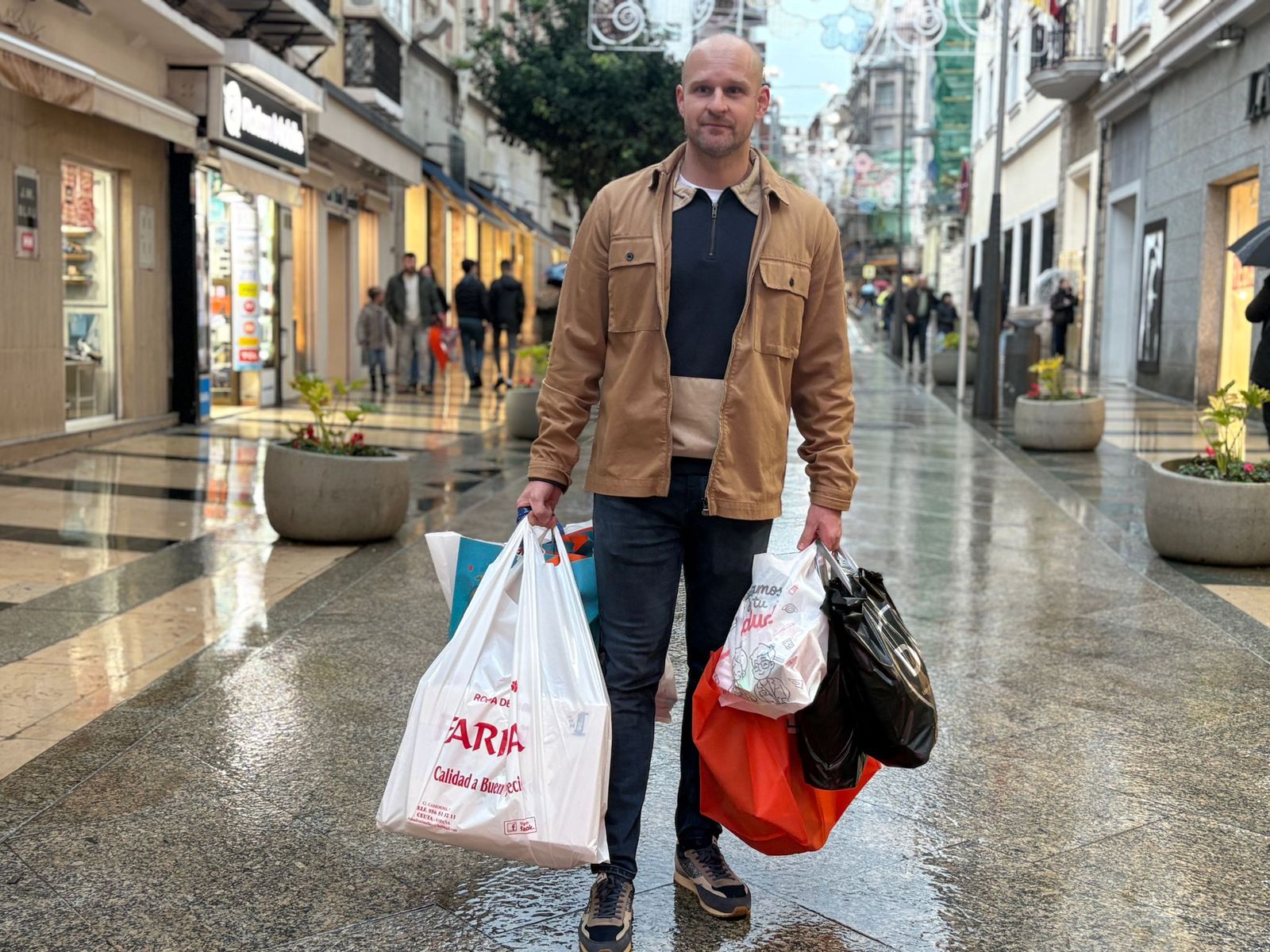 Juan de Dios camina por el Revellín con bolsas de sus compras