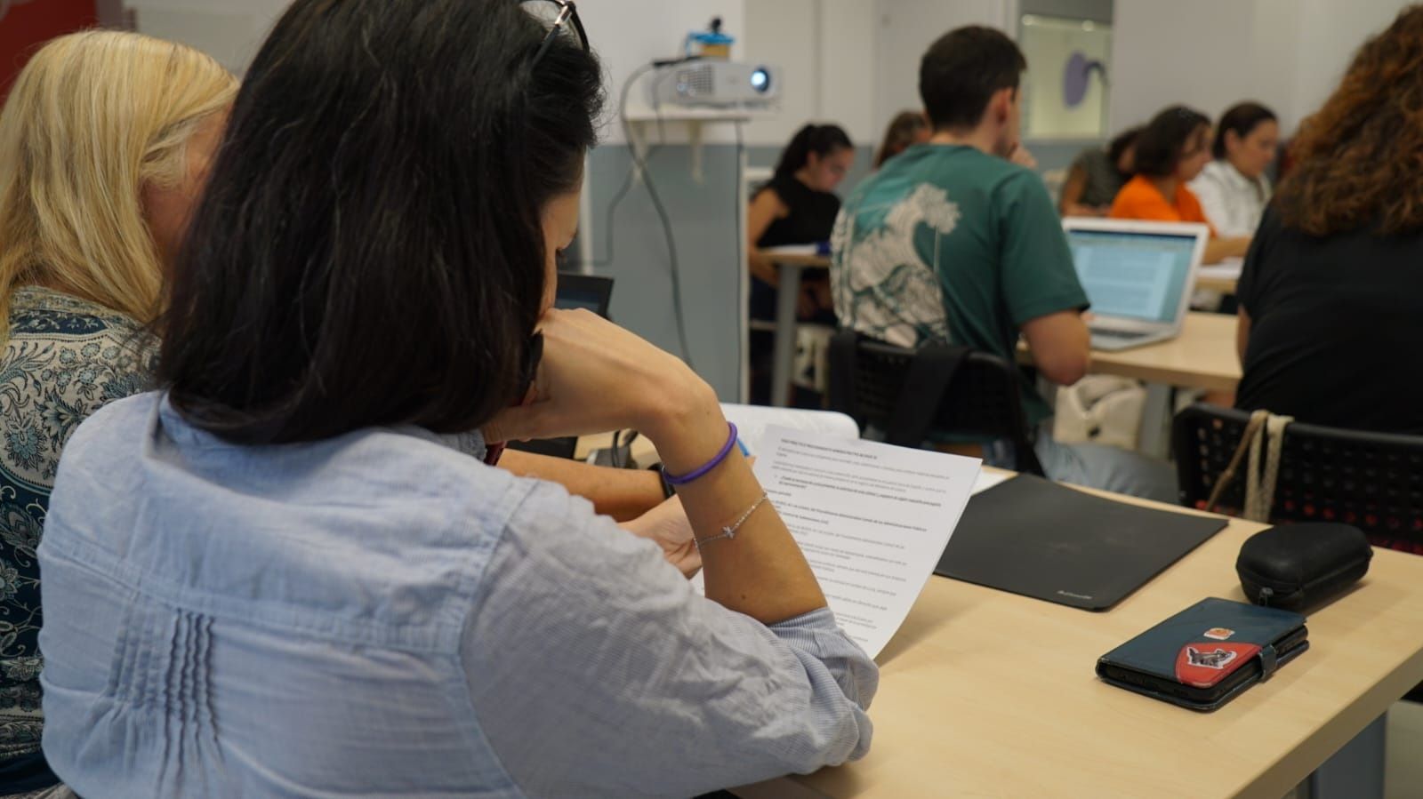 Una opositora en las dependencias de ECAP
