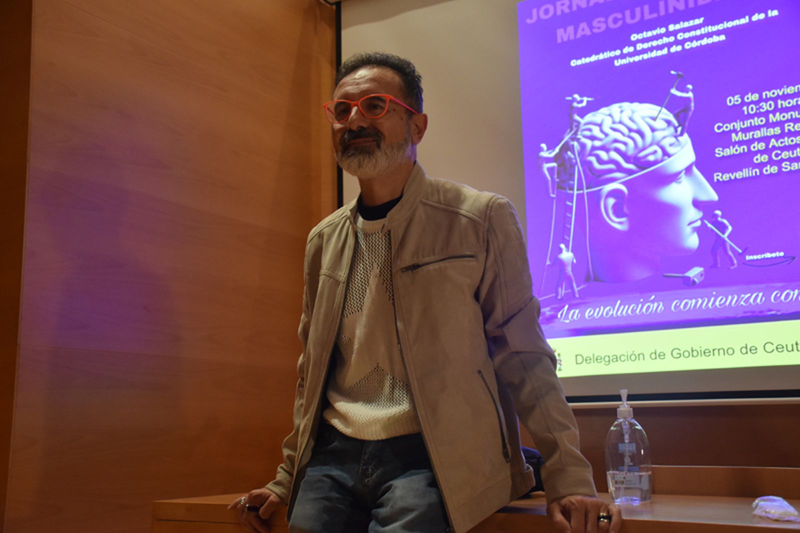 El jurista Octavio Salazar durante la charla ofrecida en Ceuta. / FOTO G.S.