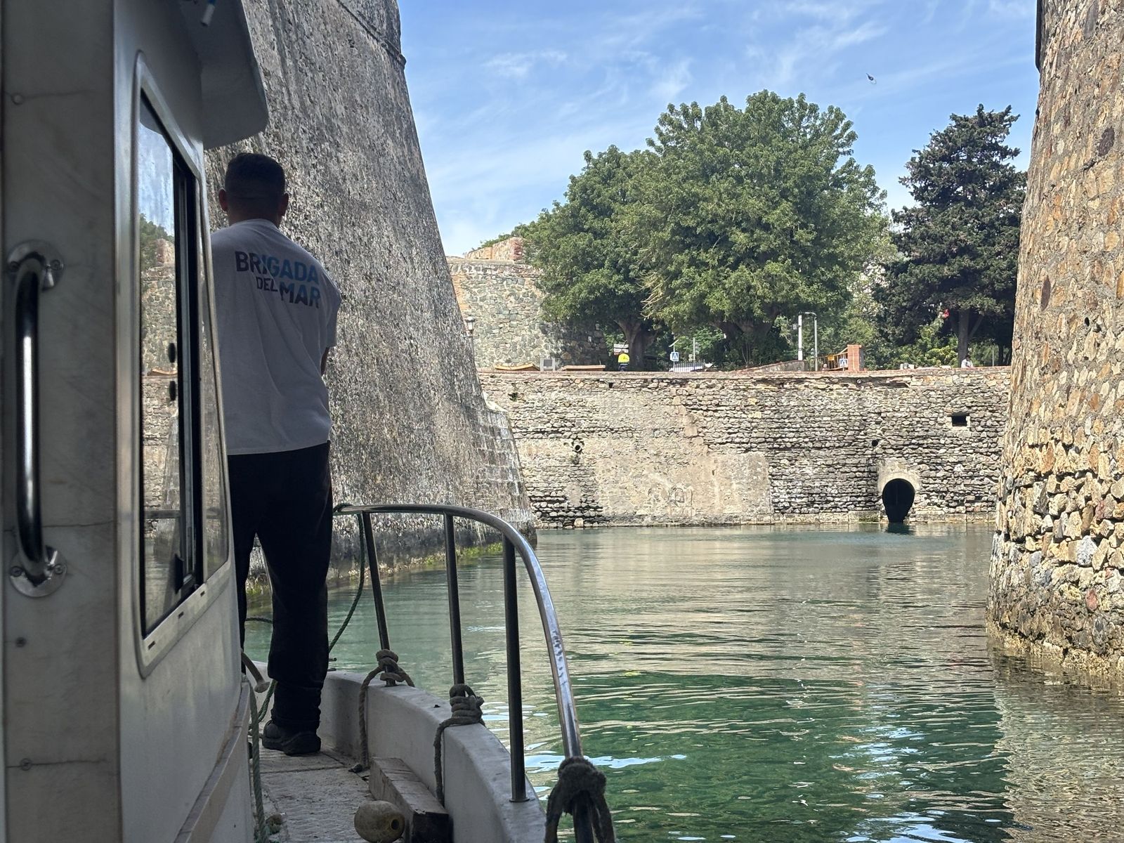 Ceuta blinda sus playas contra las medusas: el trabajo invisible que garantiza un verano seguro en el mar
