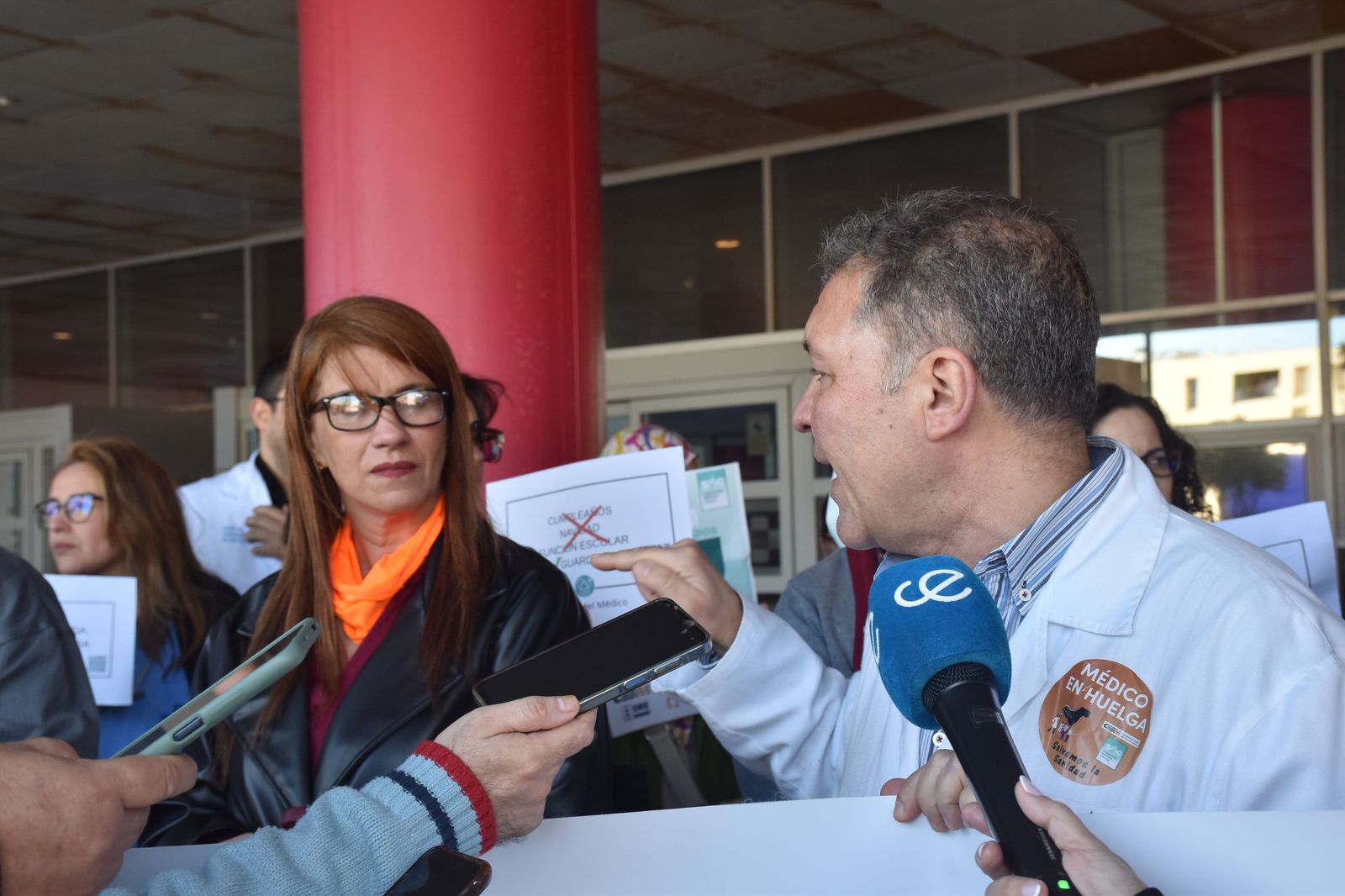 El presidente del Sindicato Médico, Enrique Roviralta, señala a la presidenta de la Asociación TDAH, Holaya Abdel-lah, que participó como usuaria en la concentración de médicos de este miércoles