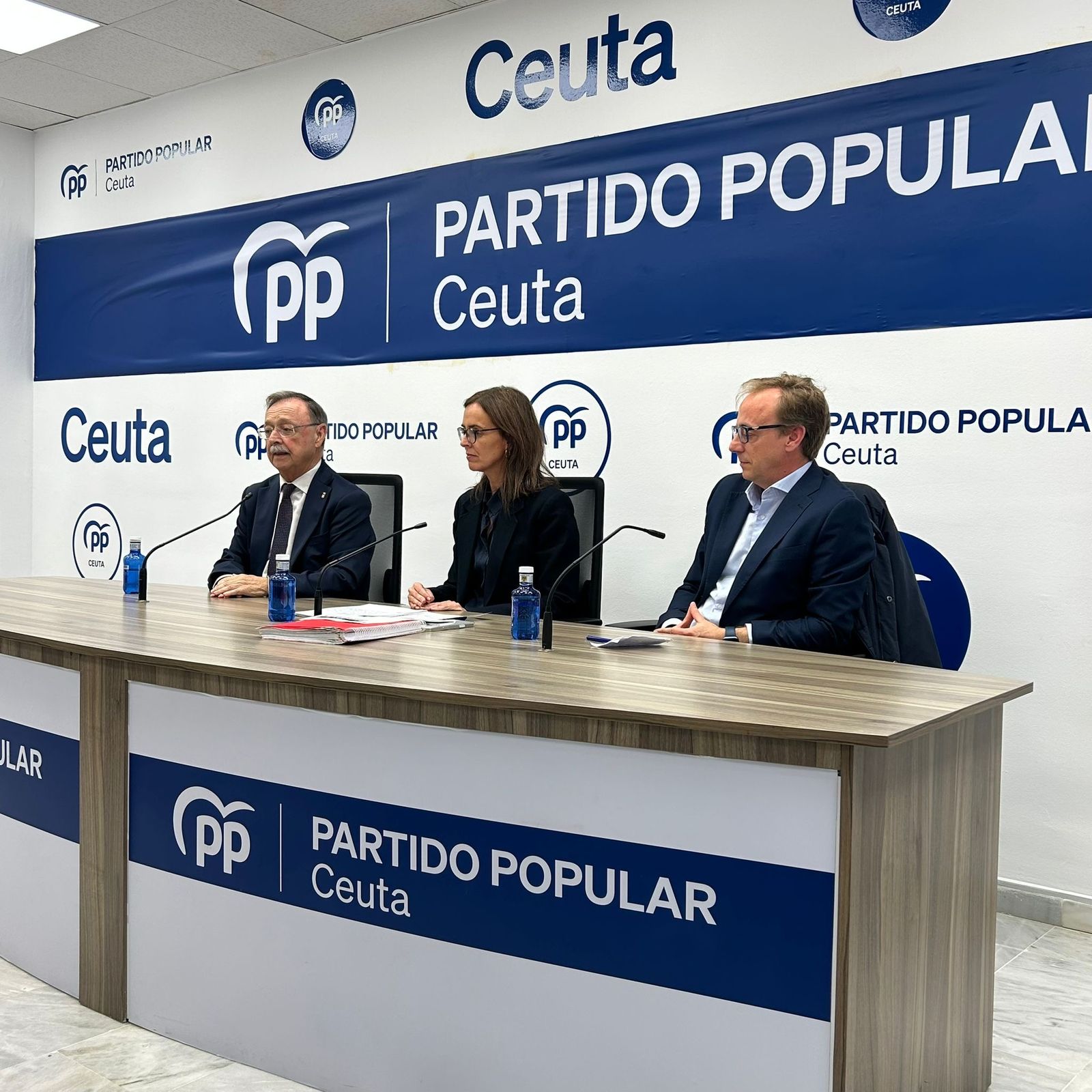La secretaria de sanidad del PP, Carmen Fúnez, este jueves en Ceuta junto al presidente Juan Vivas y al secretario general ceutí
