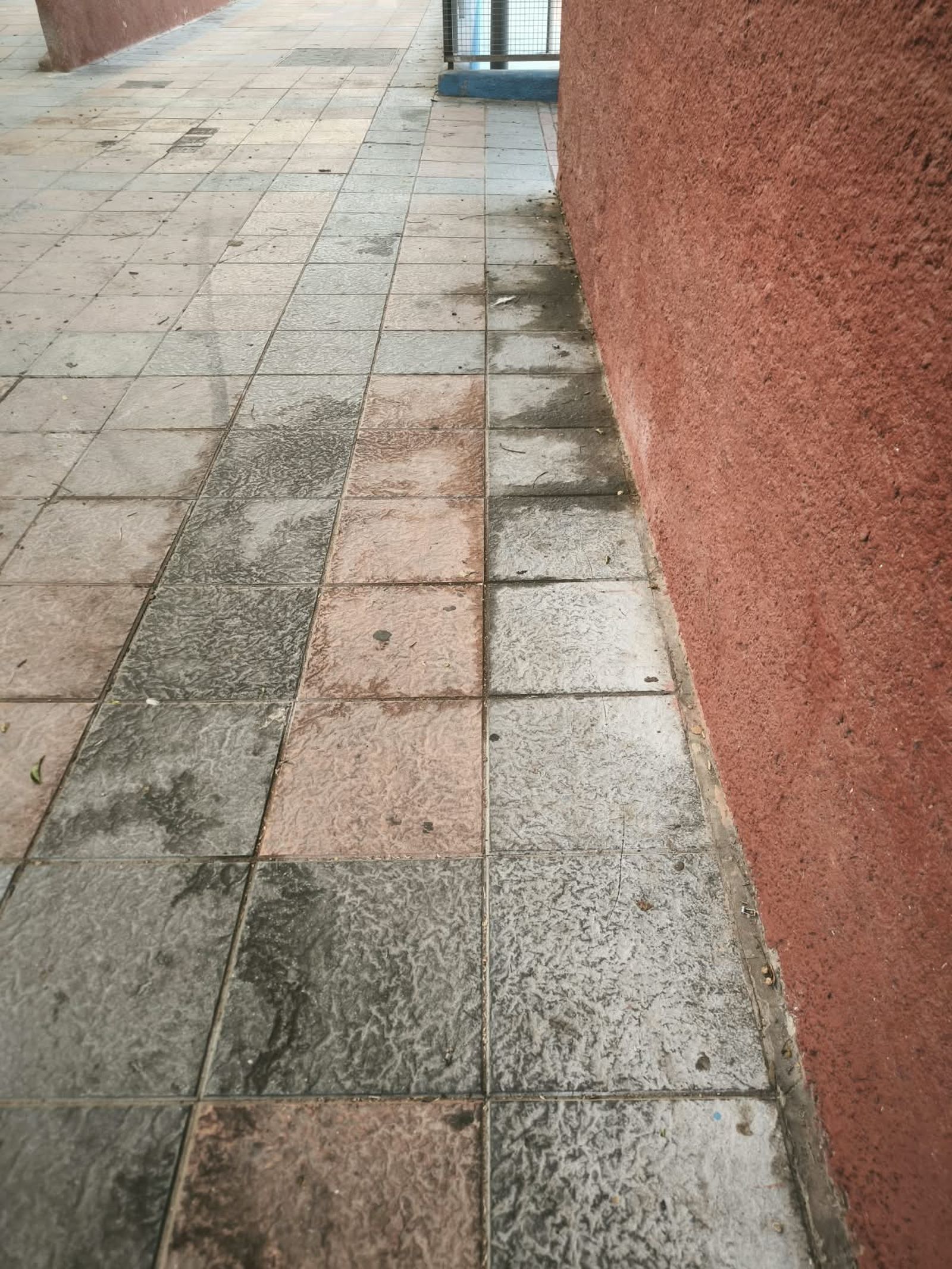 Estado en el que se encuentra la entrada del centro educativo