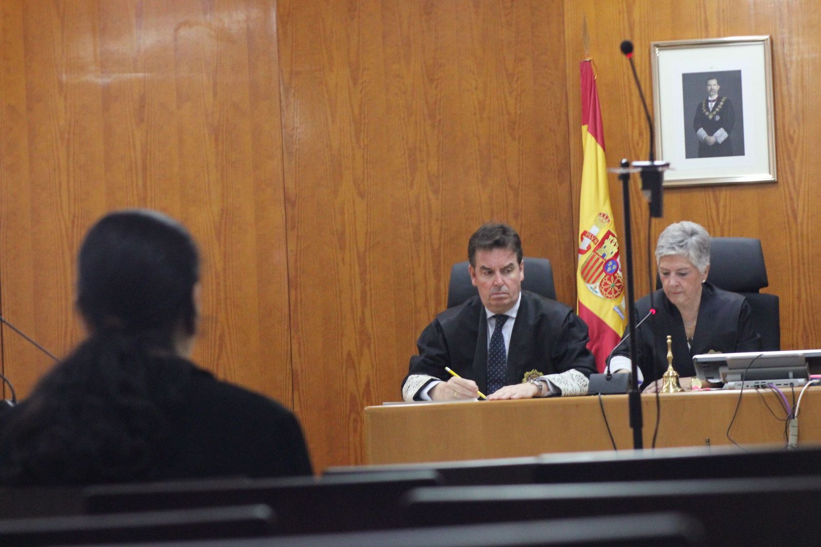 La acusada frente al tribunal de la Audiencia.
