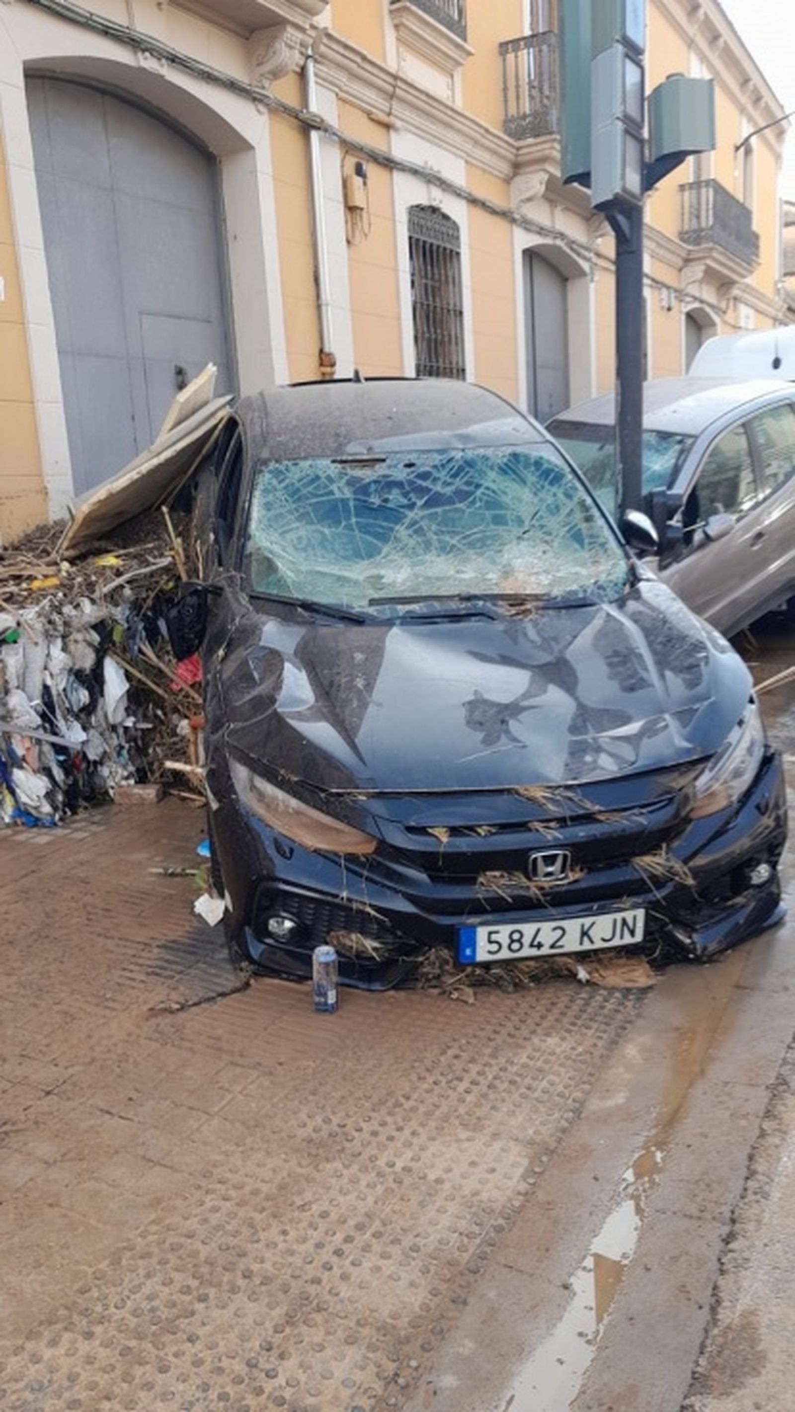 Un coche destrozado en Valencia. / FOTO CEDIDA Un coche destrozado en Valencia. / FOTO CEDIDA