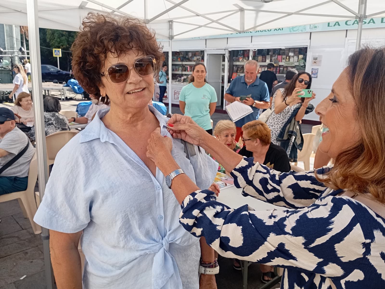 Teresa Troya impone el escudo a Rosa Ramón
