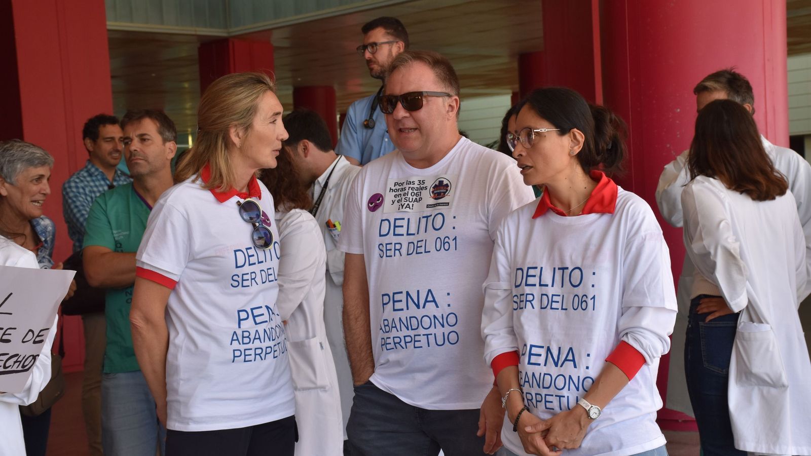 Trabajadores del 061 durante la manifestación convocada por la Junta de Personal del INGESA en el HUCE contra el modelo de jornada de 35 horas