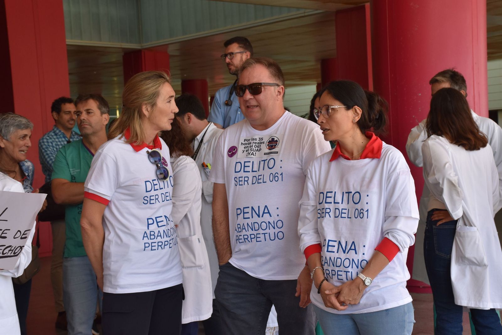 Trabajadores del 061 durante la manifestación convocada por la Junta de Personal del INGESA en el HUCE contra el modelo de jornada de 35 horas