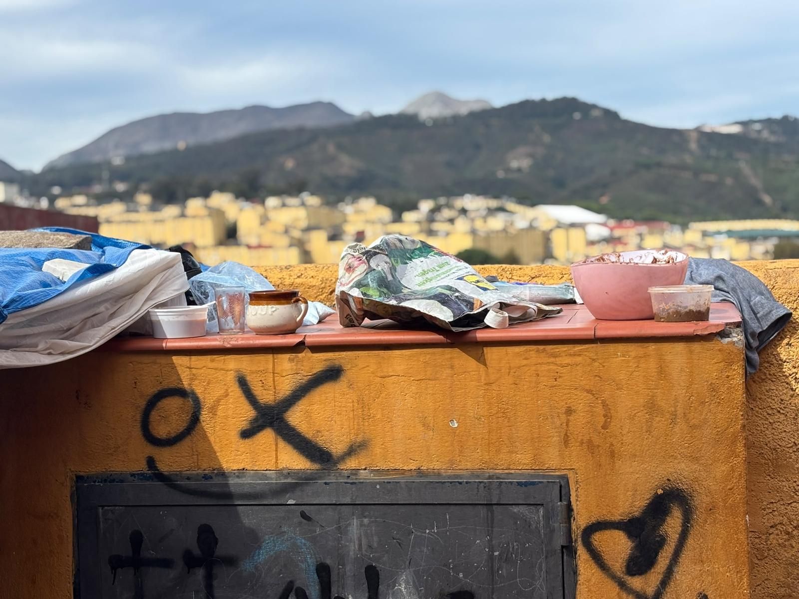 Los Rosales estalla tras 70 días de abandono y exige una solución para los migrantes que siguen en sus calles