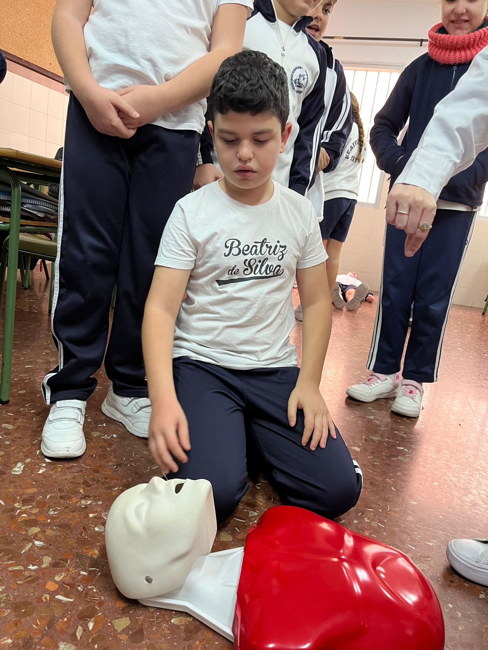 Estudiantes de Enfermería y pequeños del Beatriz de Silva, en una jornada sobre hábitos saludables