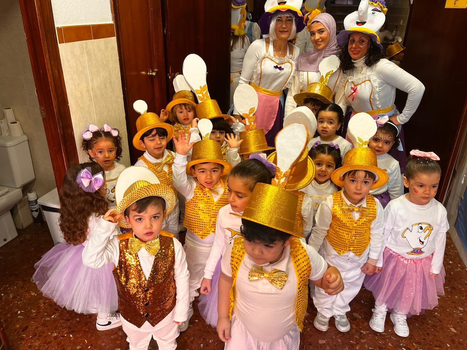 El 'Beatriz de Silva' protagoniza un pasacalles de cuento