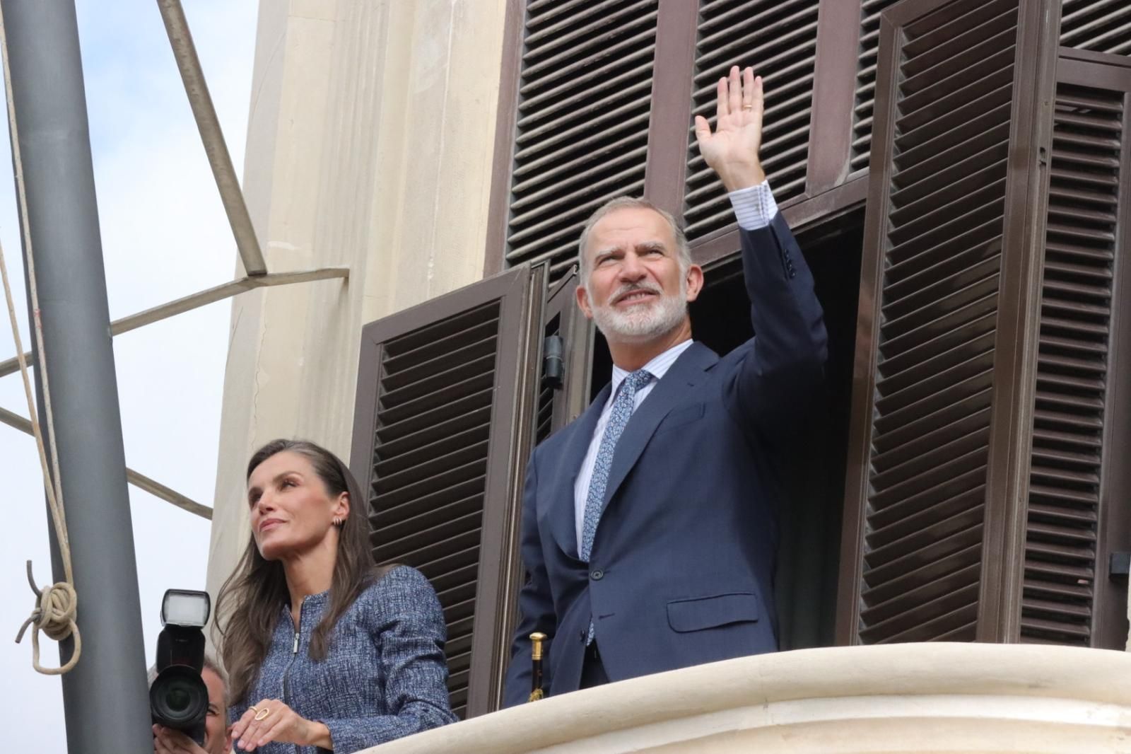 Los Reyes muestran su cercanía a los ceutíes nada más llegar a la ciudad