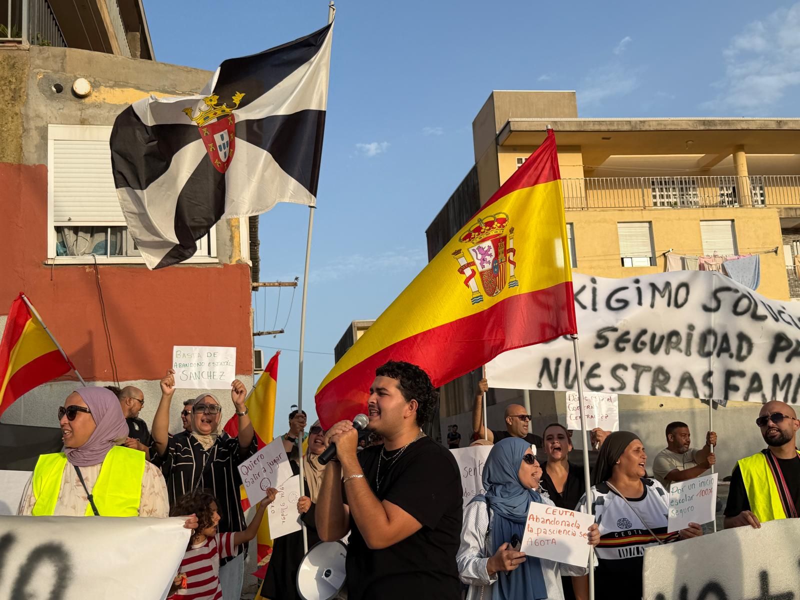 Cerca de un par de centenares de vecinos vuelve a concentrarse frente al centro temporal de acogida instalado en la explanada de embolsamiento