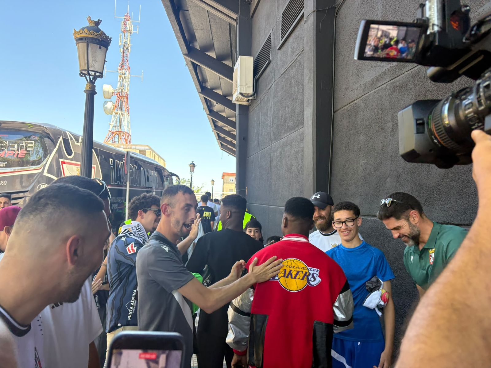 Aficionados ceutíes recibiendo a la AD Ceuta