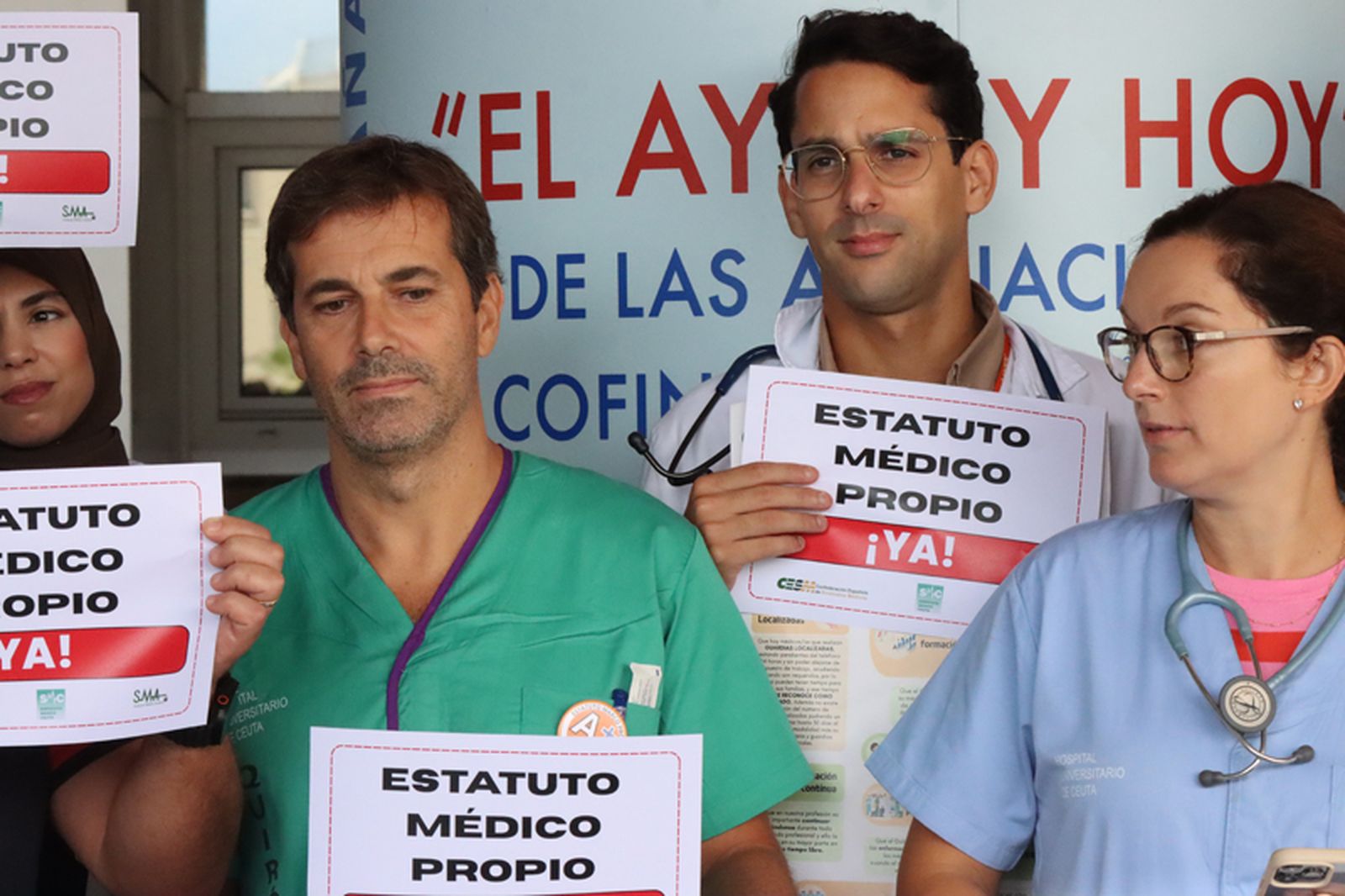 Concentración de médicos a las puertas del hospital de Ceuta para exigir un estatuto propio celebrada el 3 de octubre