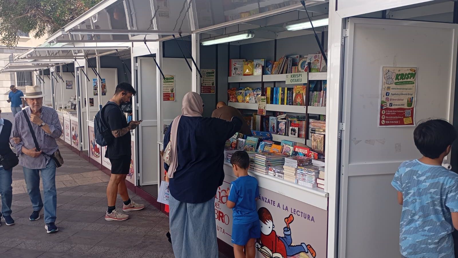 Vista de la Feria del Libro en un momento de la jornada de este lunes