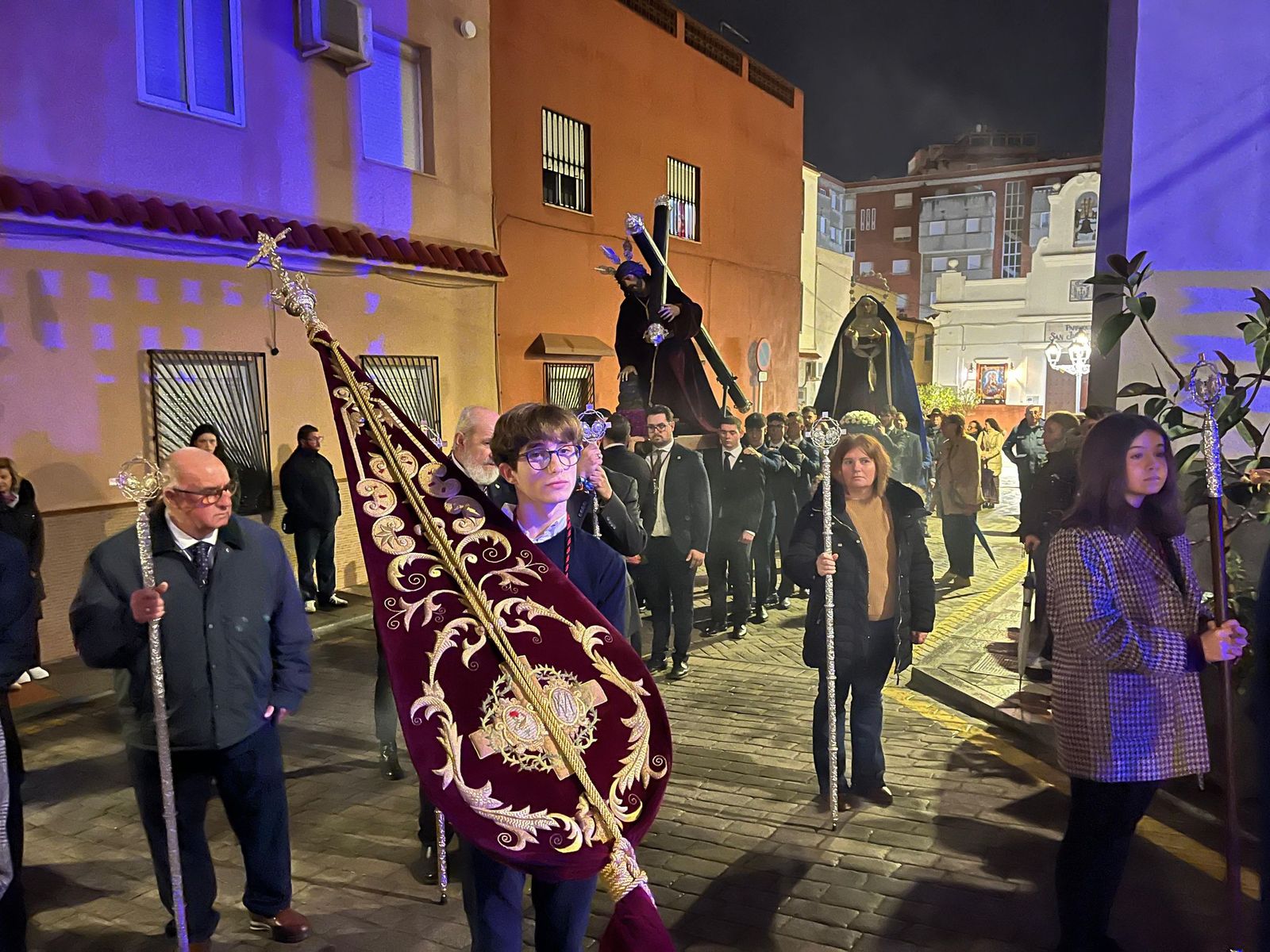 La lluvia no impide el traslado de la Amargura y el Caído a su Casa