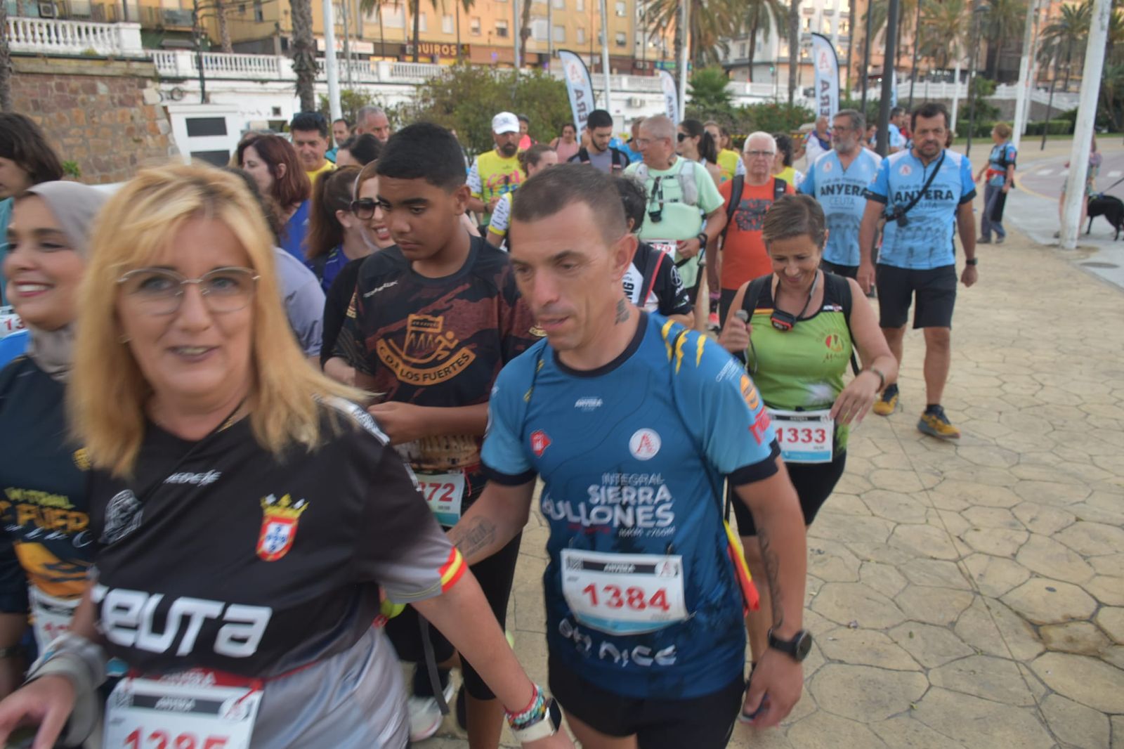 Decenas de senderistas llenan de luz y deporte la XVIII Marcha Nocturna Familiar de Ceuta