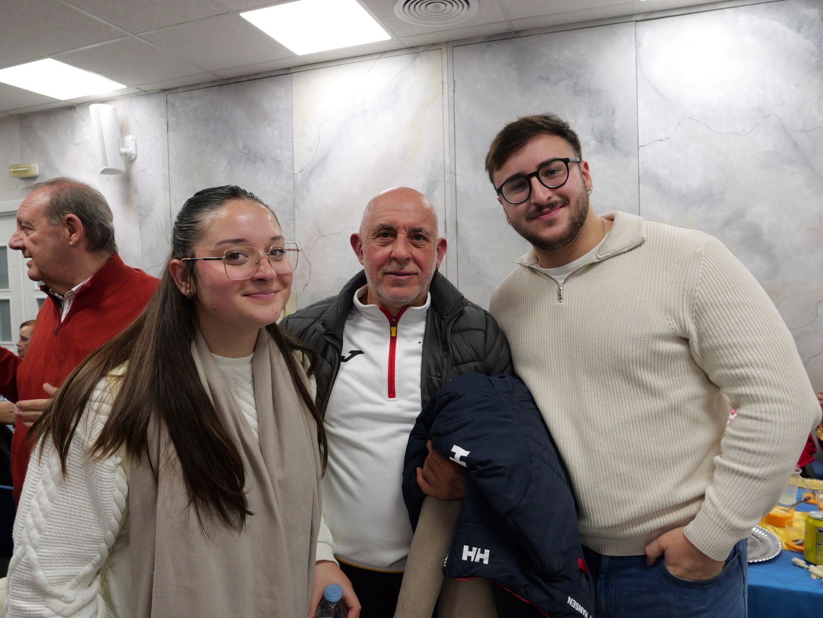 Vivas sugiere un relevo futuro y reivindica su gestión en la copa navideña del PP